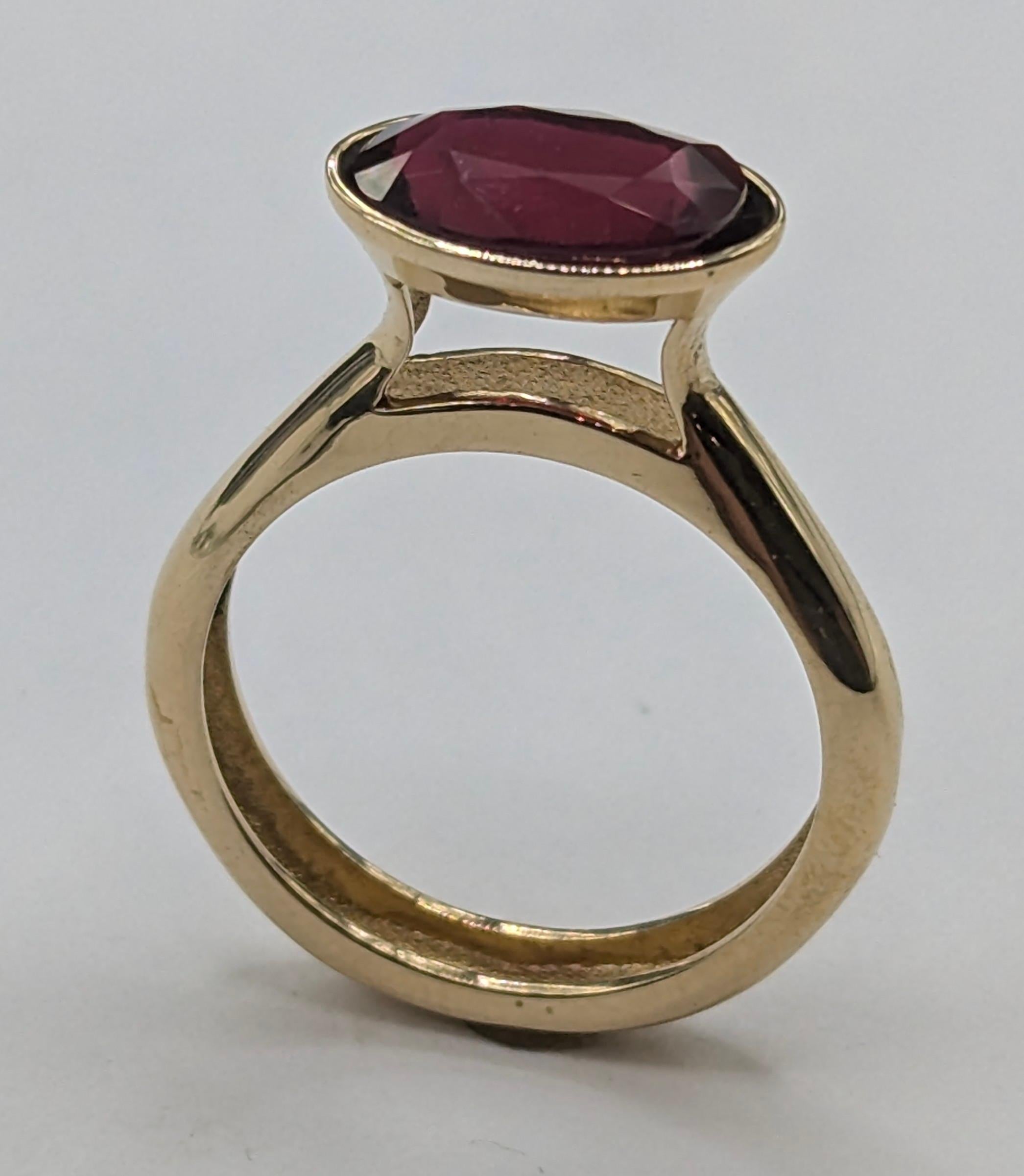 Im Angebot: 18 Karat Gelbgold 3.83  Karat Oval Rubin Skulptur Ring () 14