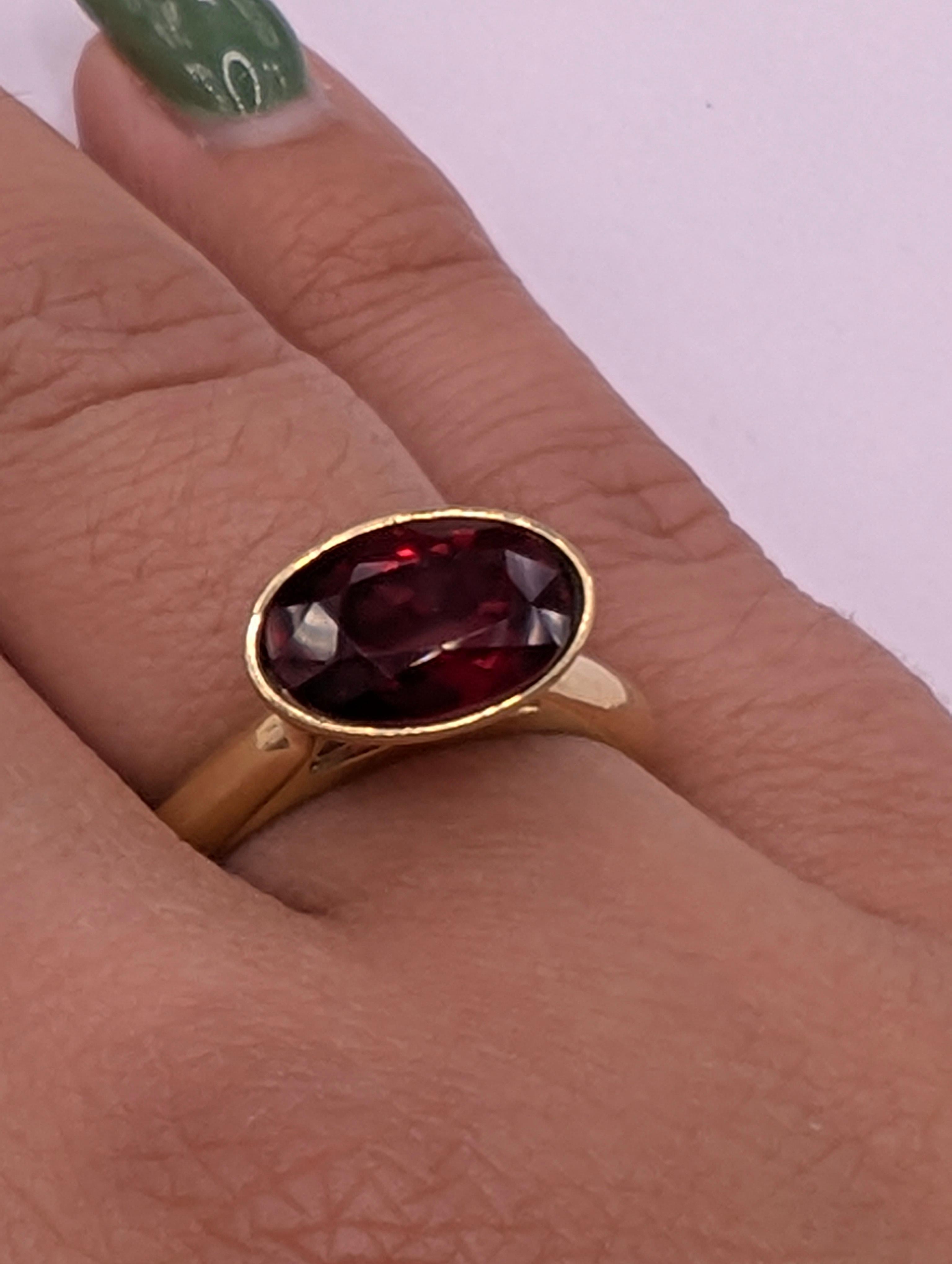 Im Angebot: 18 Karat Gelbgold 3.83  Karat Oval Rubin Skulptur Ring () 3
