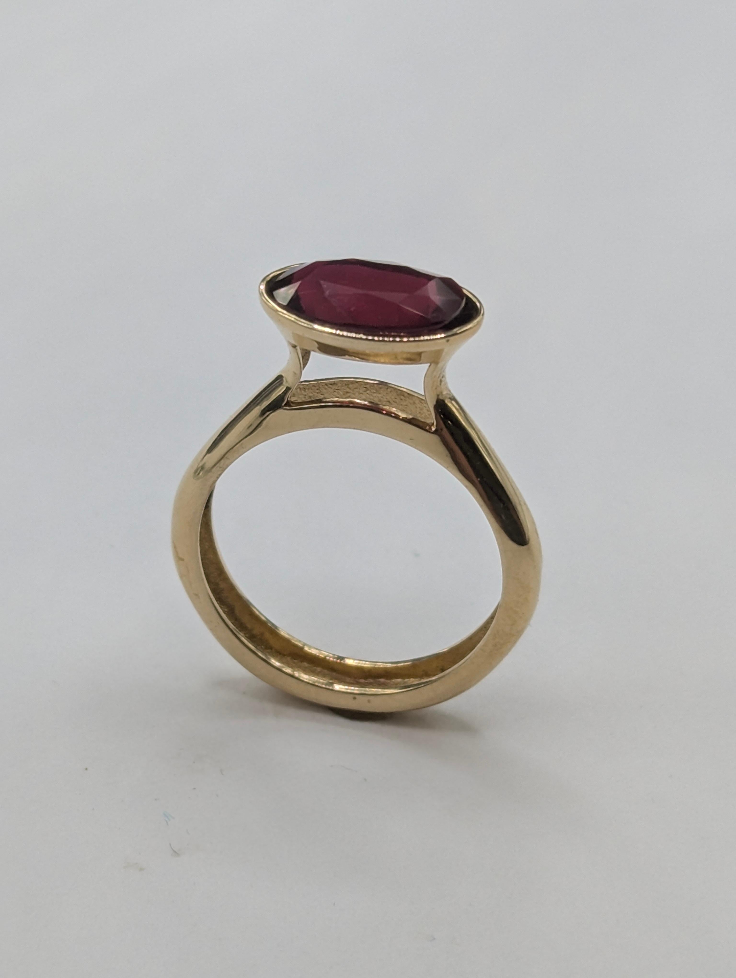 Im Angebot: 18 Karat Gelbgold 3.83  Karat Oval Rubin Skulptur Ring () 5