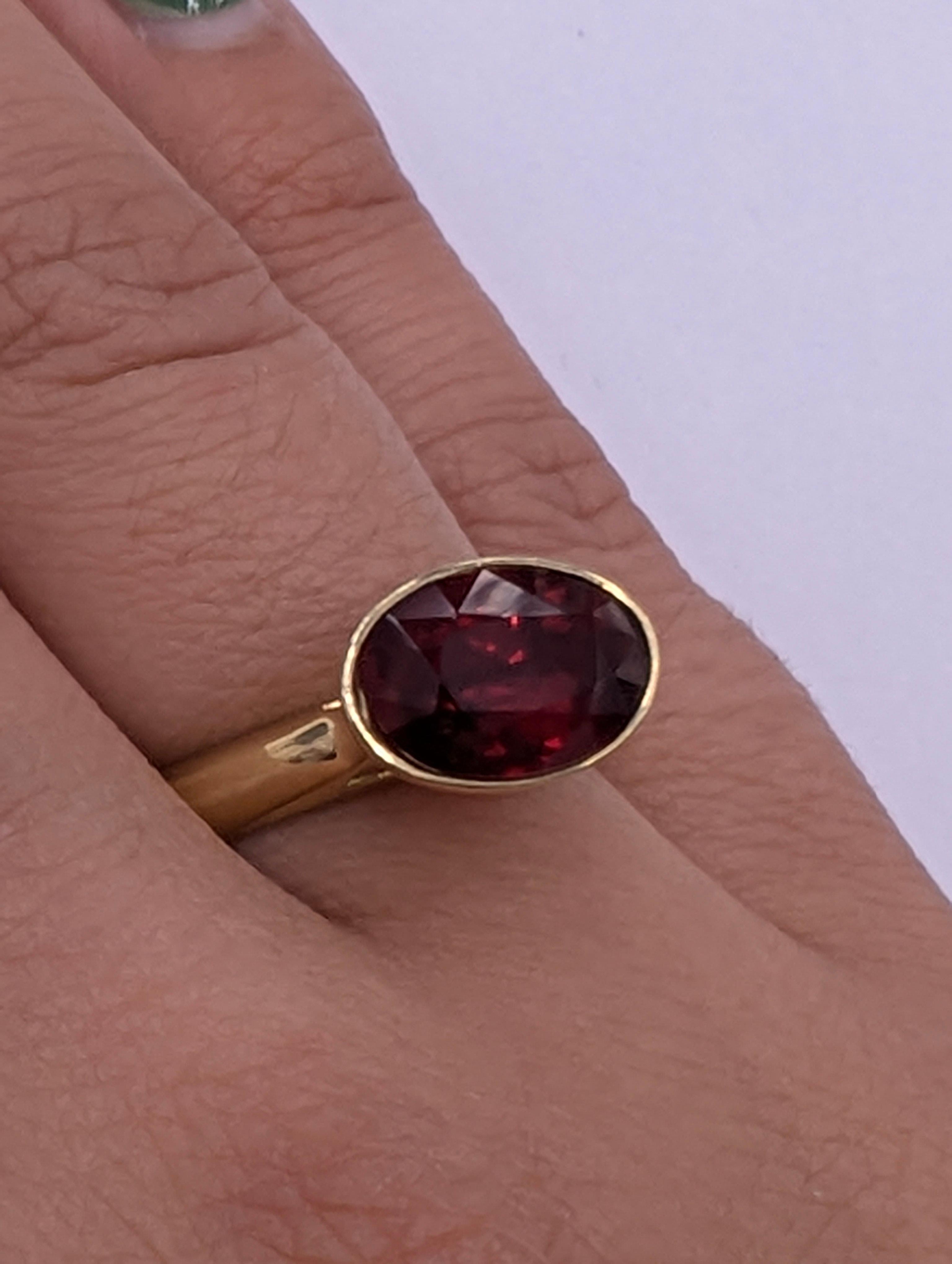 Im Angebot: 18 Karat Gelbgold 3.83  Karat Oval Rubin Skulptur Ring () 7