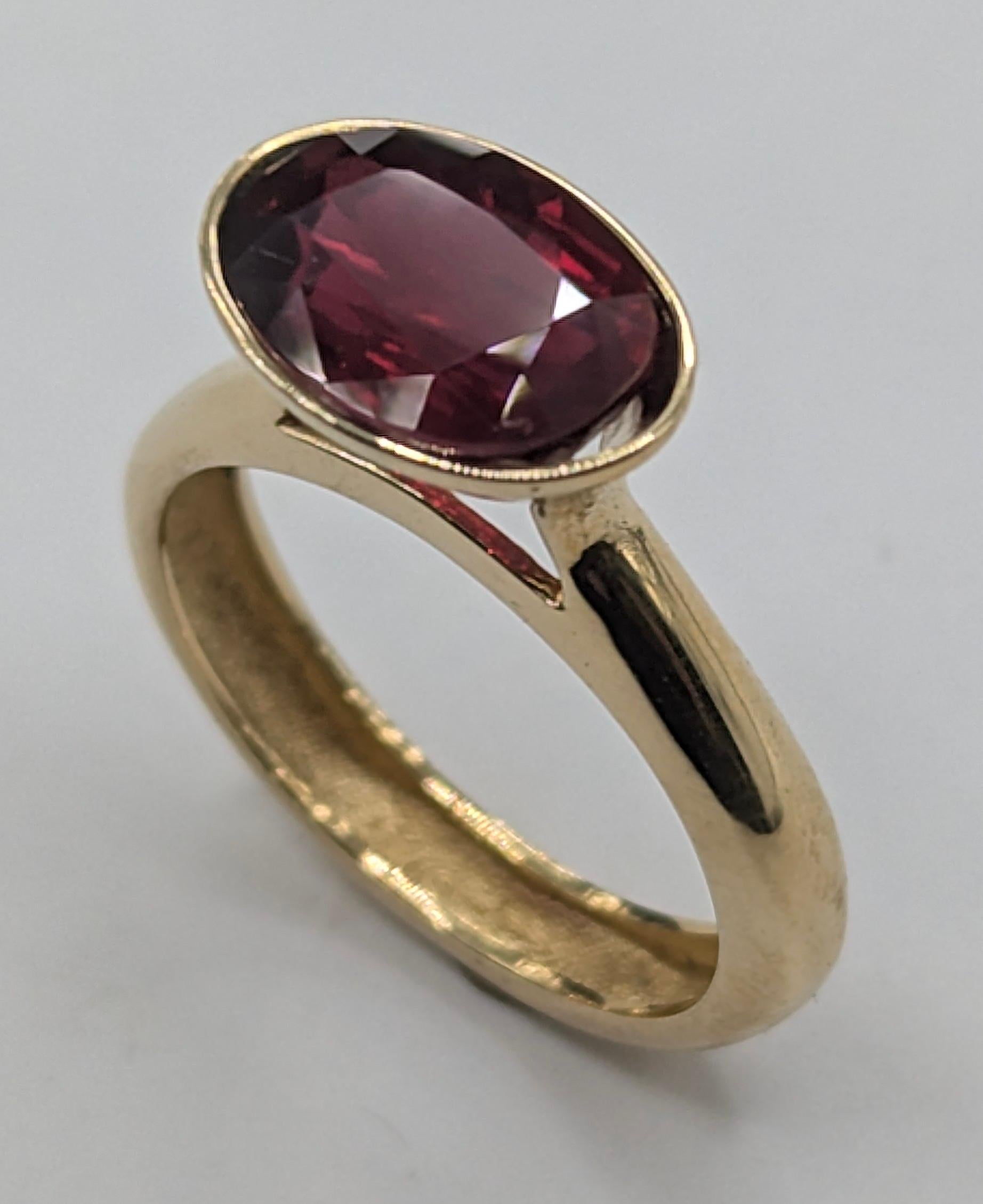 Im Angebot: 18 Karat Gelbgold 3.83  Karat Oval Rubin Skulptur Ring () 9
