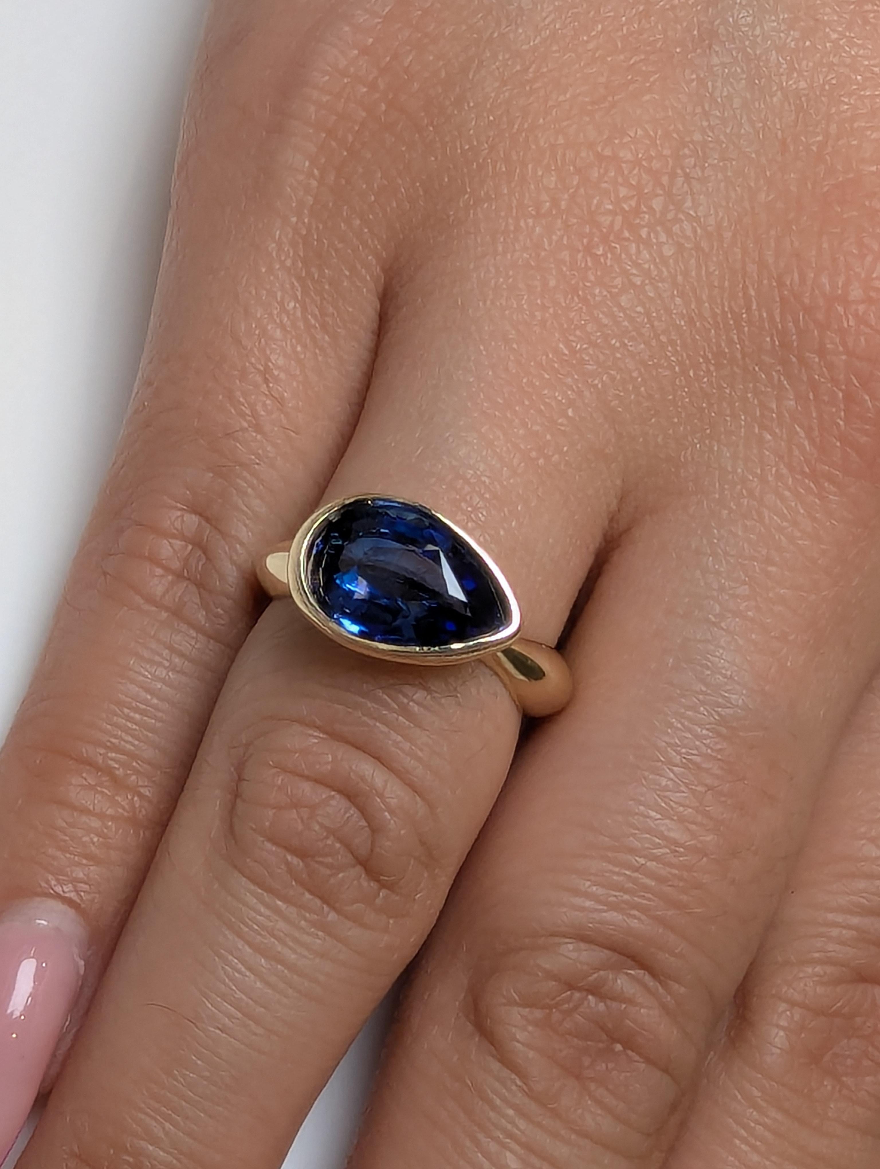 Contemporary 18 Karat Yellow Gold 3.89 Carat Blue Sapphire Sculpture Ring For Sale
