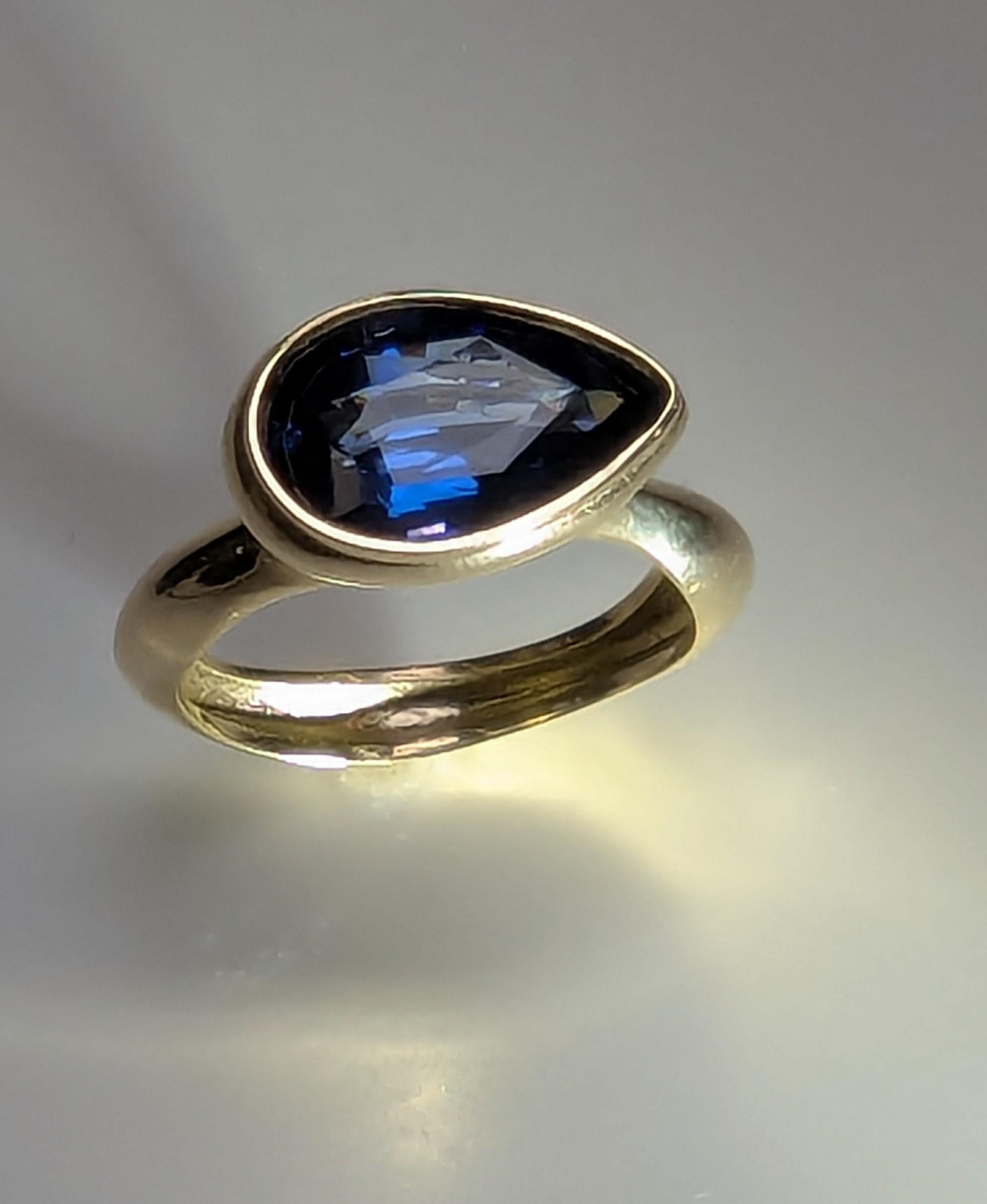 Pear Cut 18 Karat Yellow Gold 3.89 Carat Blue Sapphire Sculpture Ring For Sale