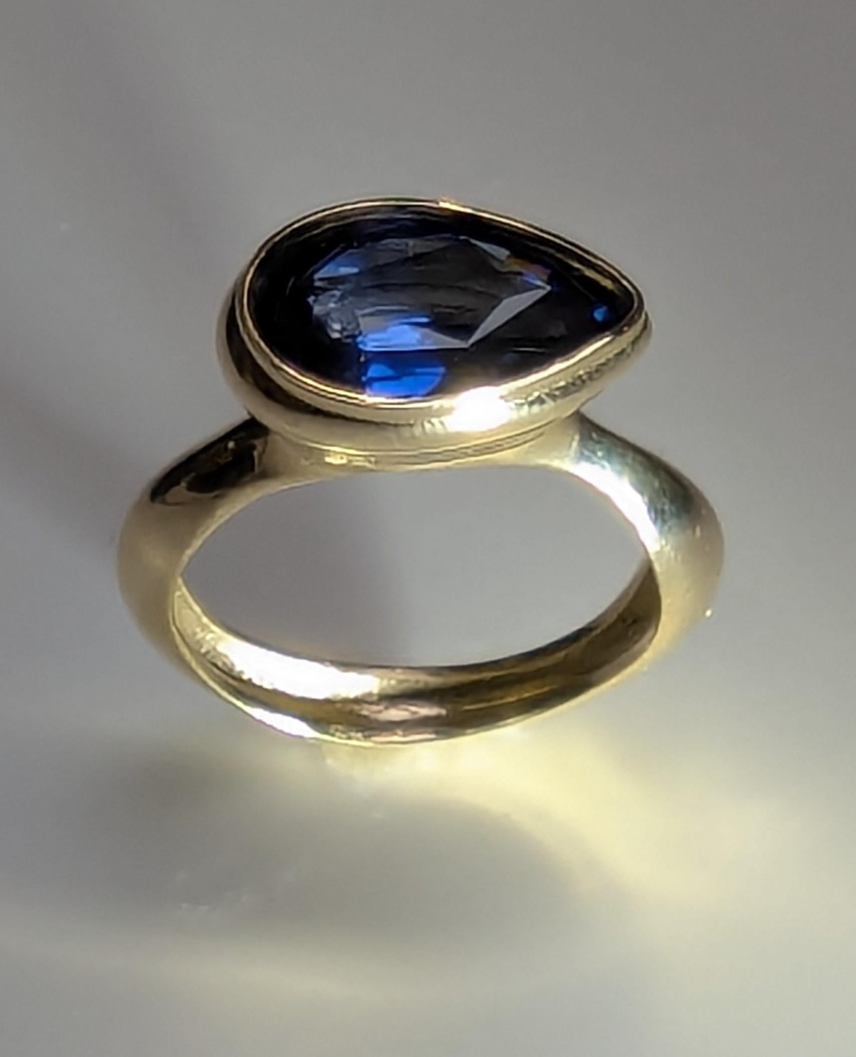 18 Karat Yellow Gold 3.89 Carat Blue Sapphire Sculpture Ring In New Condition For Sale In New York, NY