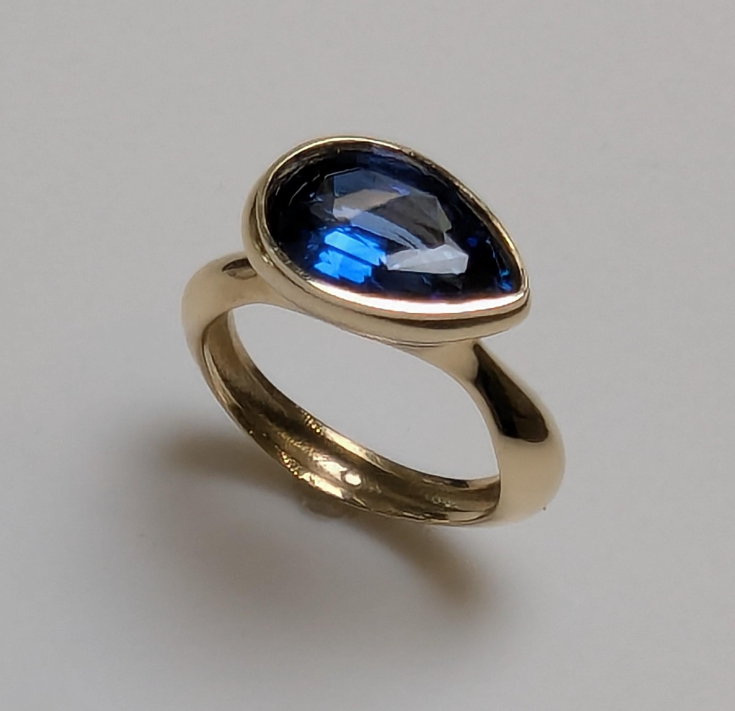 Women's or Men's 18 Karat Yellow Gold 3.89 Carat Blue Sapphire Sculpture Ring For Sale