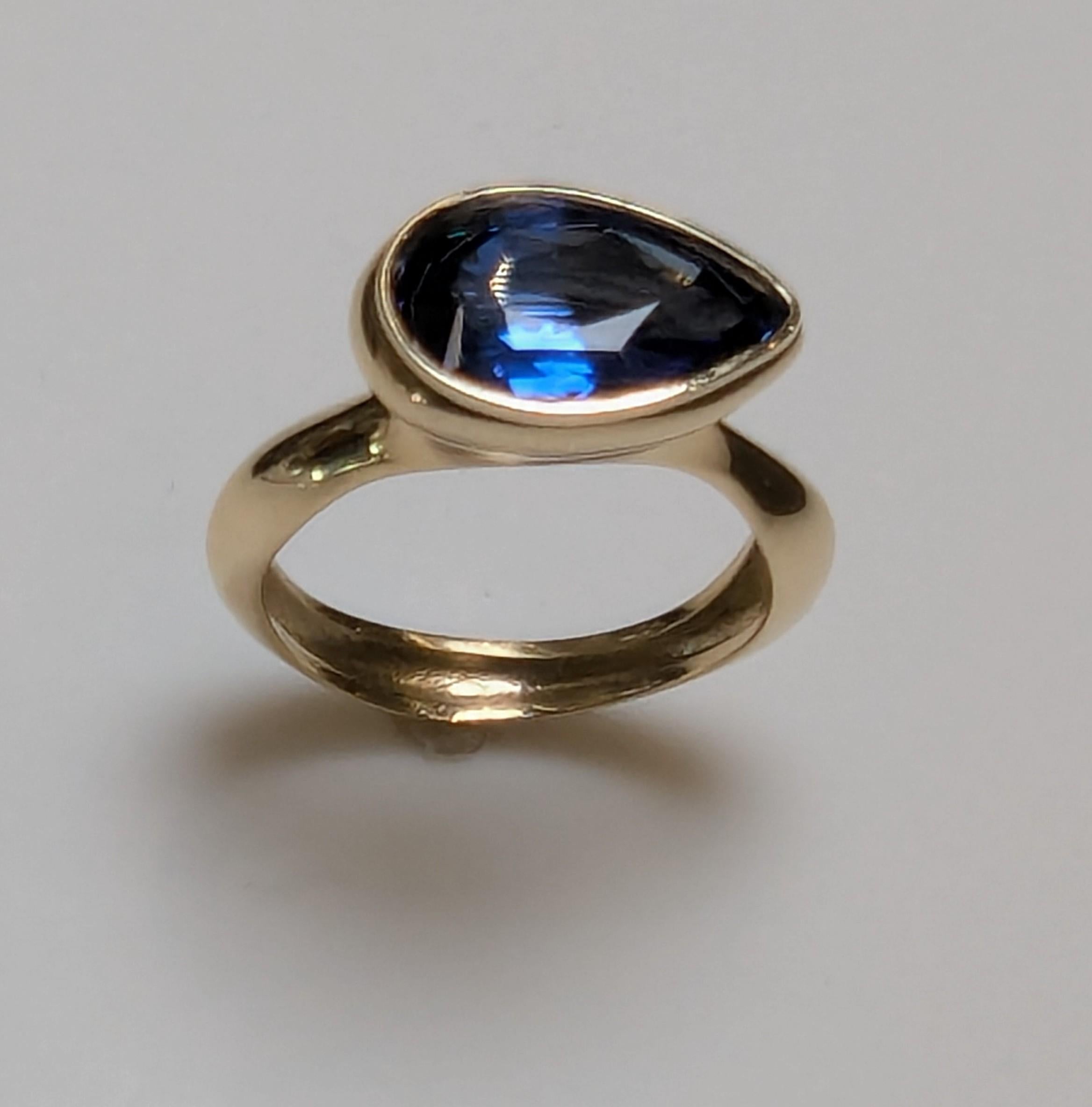 18 Karat Yellow Gold 3.89 Carat Blue Sapphire Sculpture Ring For Sale 1