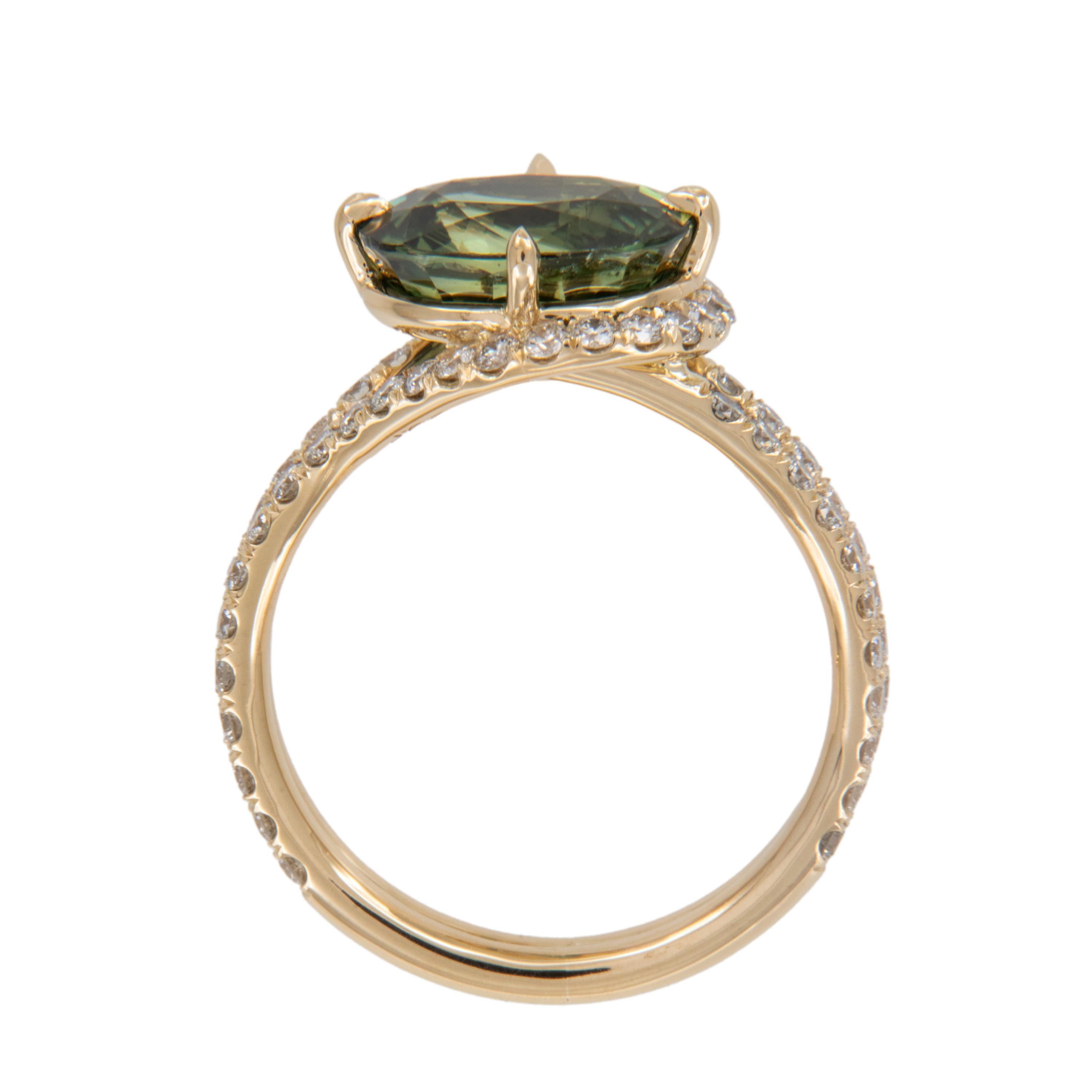 Contemporain Bague en or jaune 18 carats 3,94 ct GIA saphir vert et 0,96 cttw diamant en vente