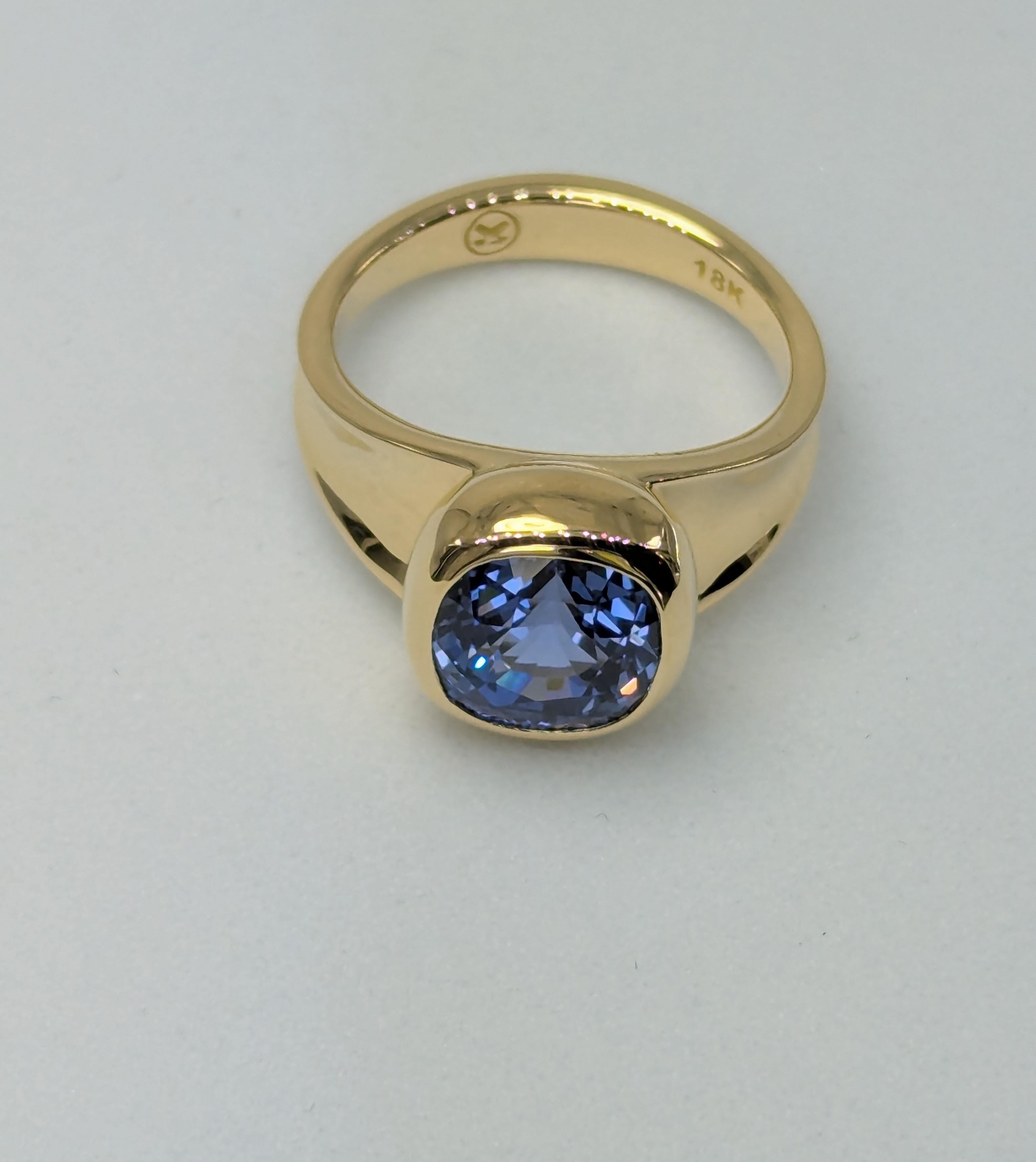 En venta: Anillo Escultura Zafiro Azul Corte Cojín Vivo 4,0 Quilates Oro Amarillo 18 Kilates  10