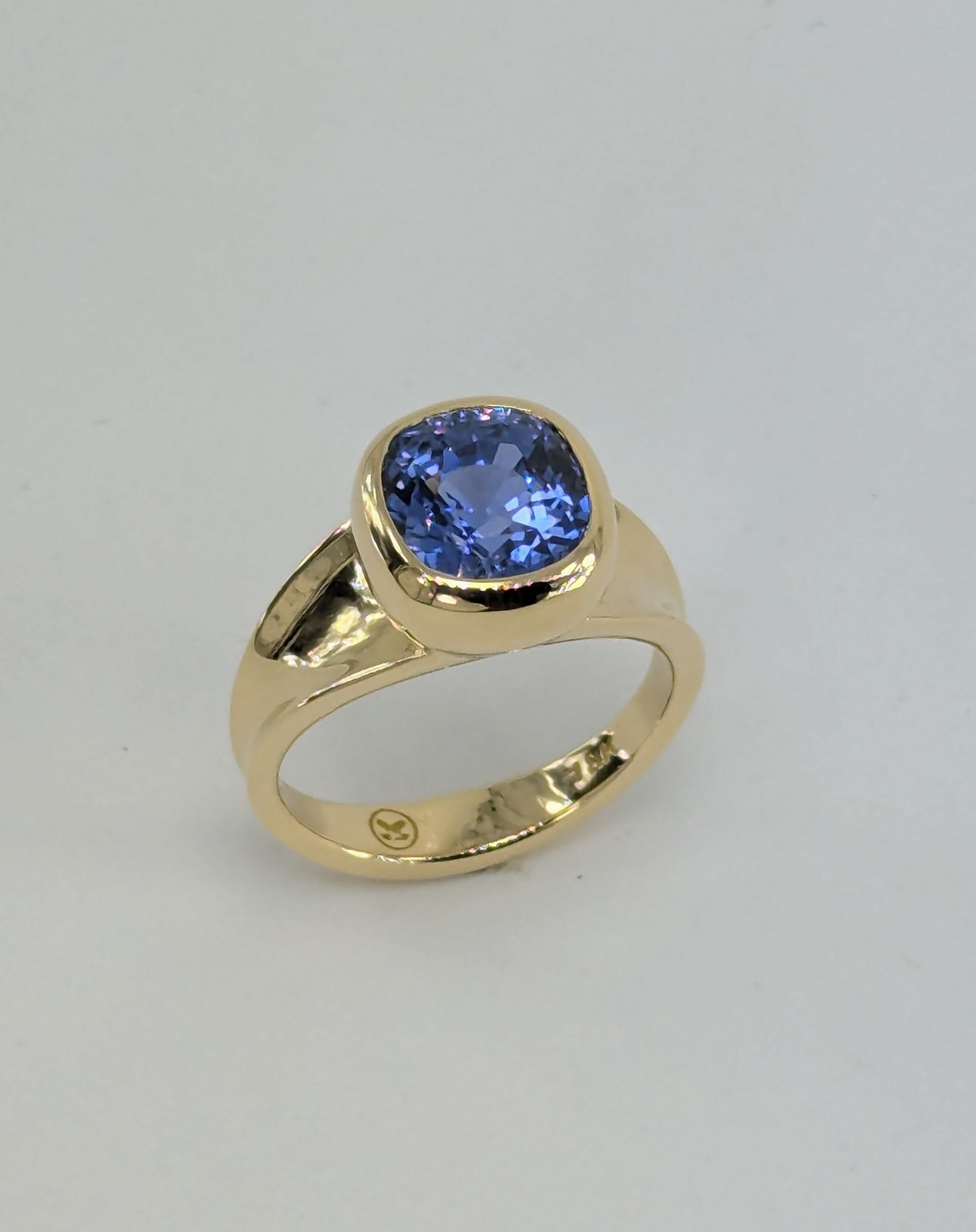 En venta: Anillo Escultura Zafiro Azul Corte Cojín Vivo 4,0 Quilates Oro Amarillo 18 Kilates  5