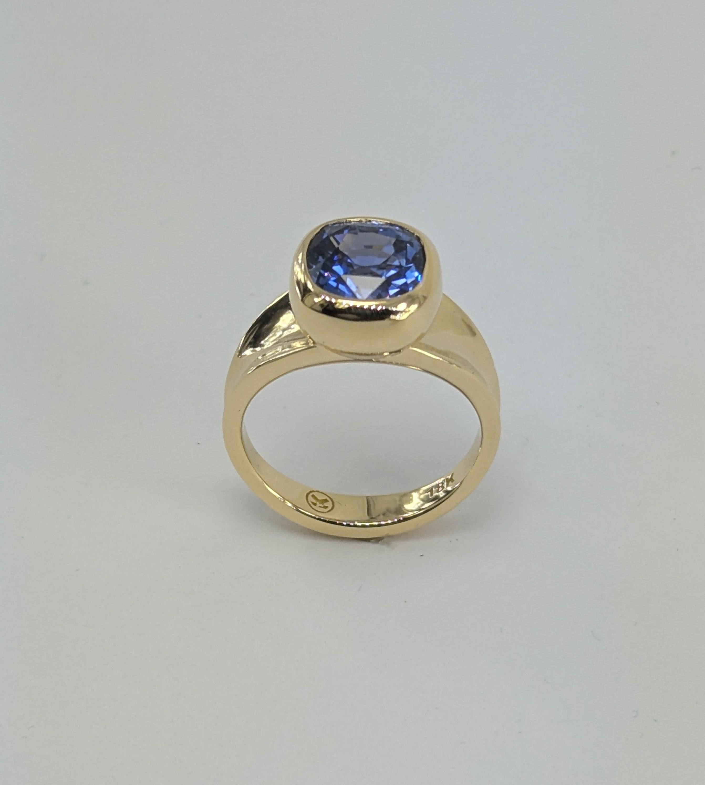 En venta: Anillo Escultura Zafiro Azul Corte Cojín Vivo 4,0 Quilates Oro Amarillo 18 Kilates  6