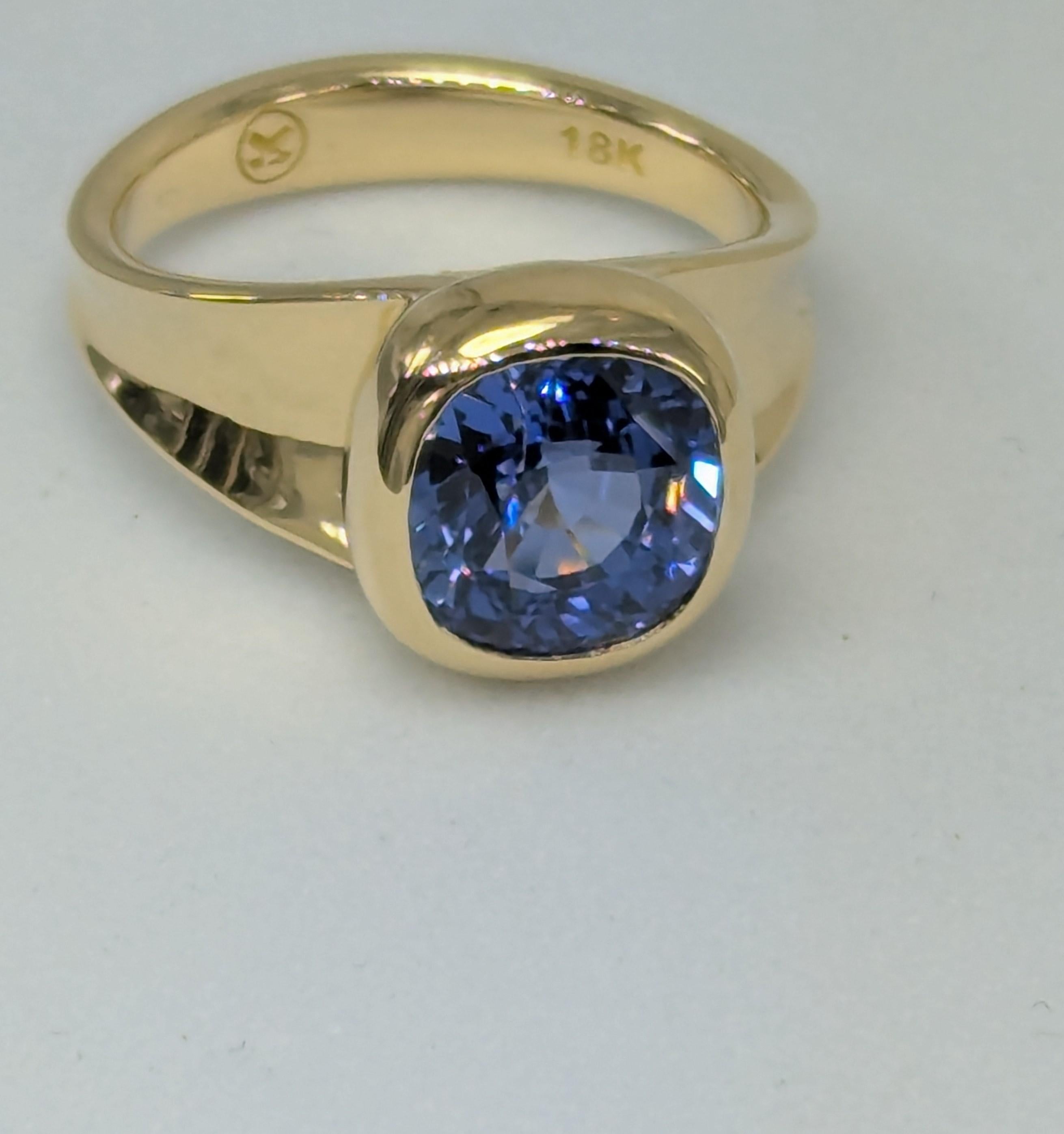 En venta: Anillo Escultura Zafiro Azul Corte Cojín Vivo 4,0 Quilates Oro Amarillo 18 Kilates  7