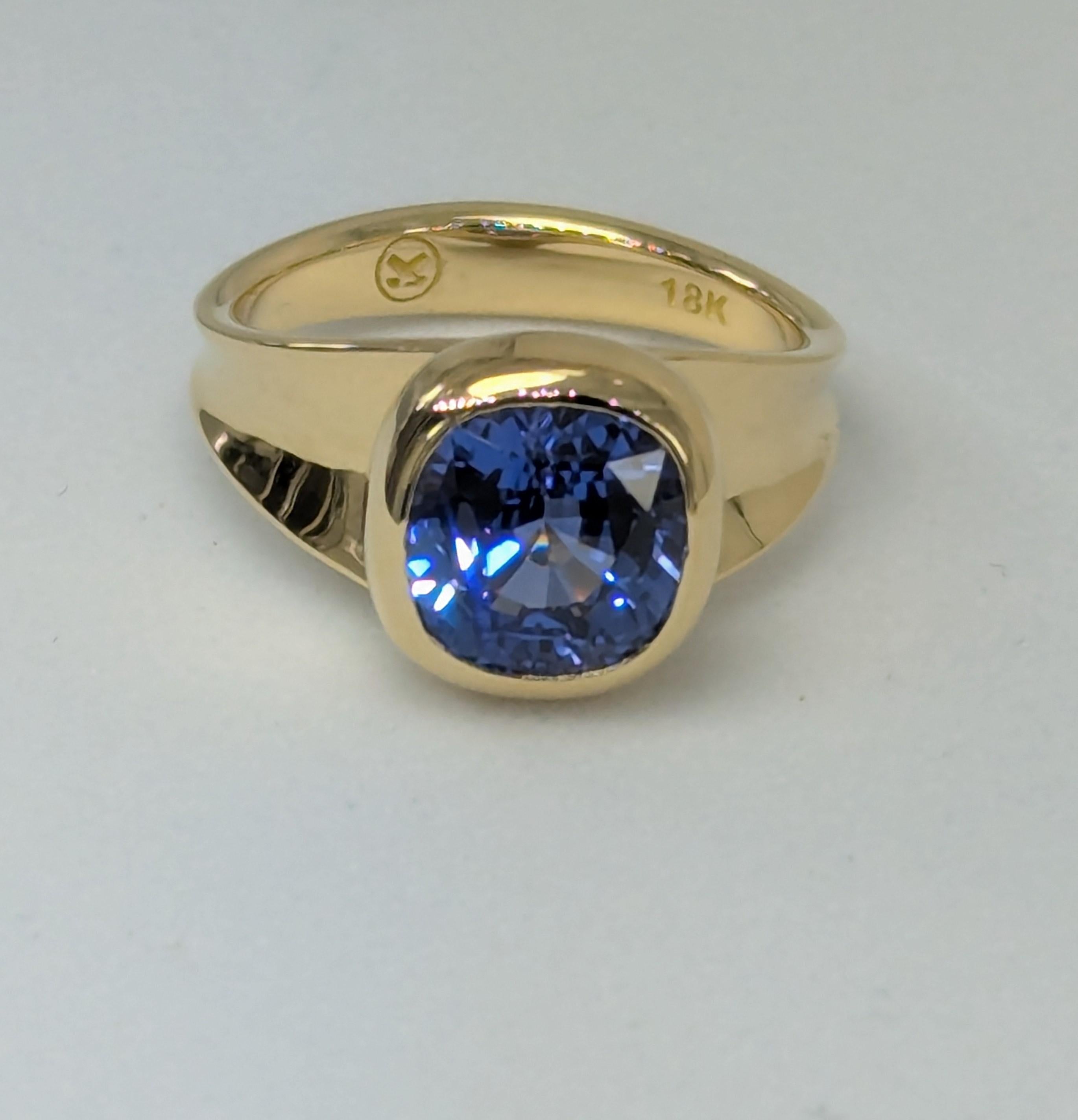 En venta: Anillo Escultura Zafiro Azul Corte Cojín Vivo 4,0 Quilates Oro Amarillo 18 Kilates  8