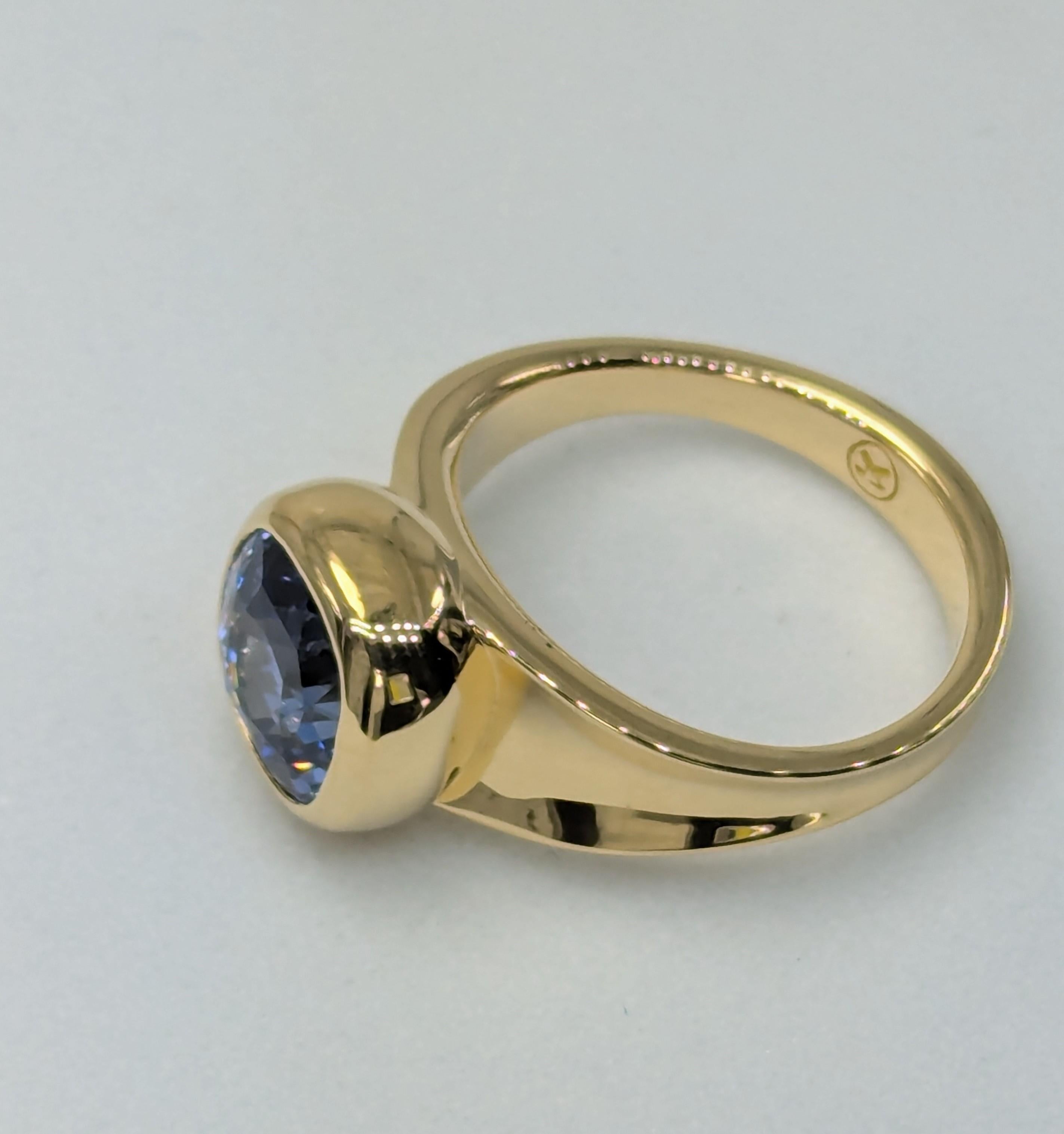 En venta: Anillo Escultura Zafiro Azul Corte Cojín Vivo 4,0 Quilates Oro Amarillo 18 Kilates  9