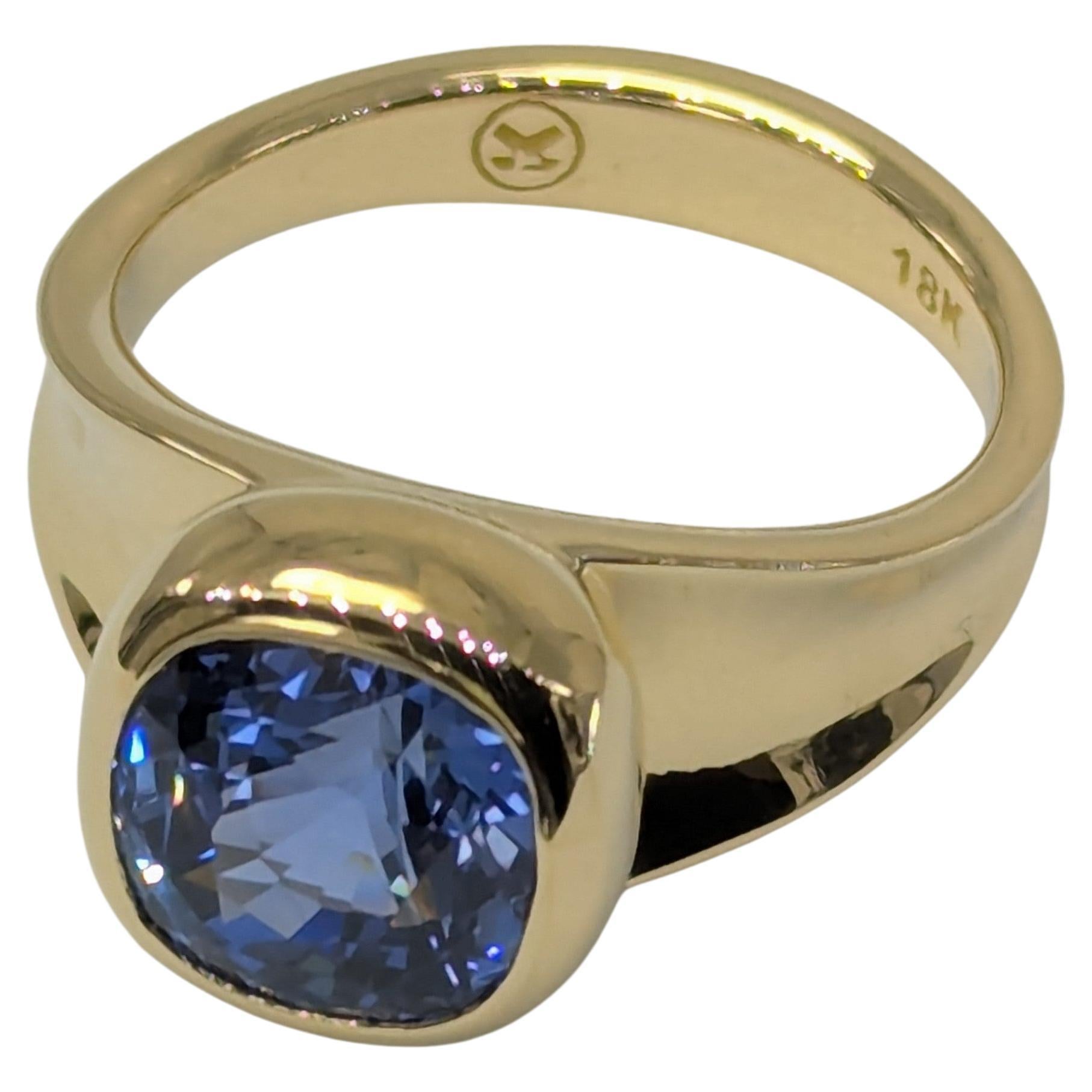 En venta: Anillo Escultura Zafiro Azul Corte Cojín Vivo 4,0 Quilates Oro Amarillo 18 Kilates  3