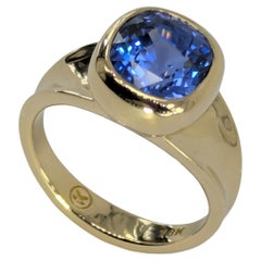 18 Karat Yellow Gold 4.0 Carat Vivid Cushion Cut Blue Sapphire Sculpture Ring