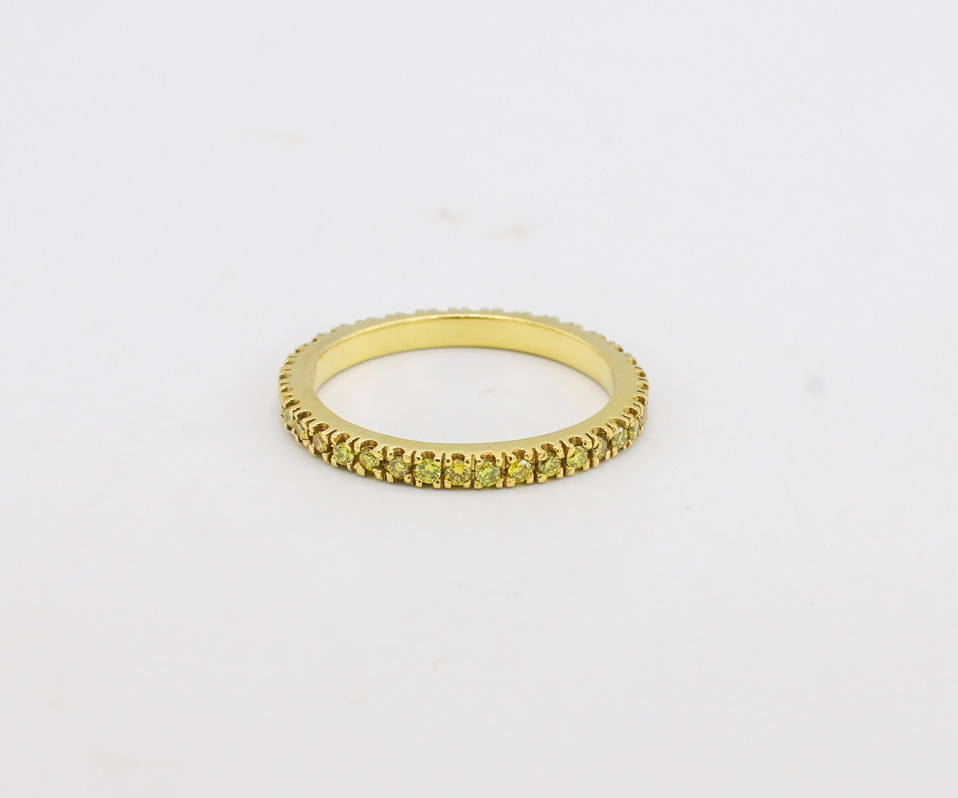 18 Karat Gelbgold Gelb Diamant Eternity Band Ring 
Metall: 18k Gelbgold
Gewicht: 2,32 Gramm
Diamanten: Ca. .40 CTW gelbe runde Diamanten VS-SI
Größe: 6.25 (US)
Breite: 2mm
