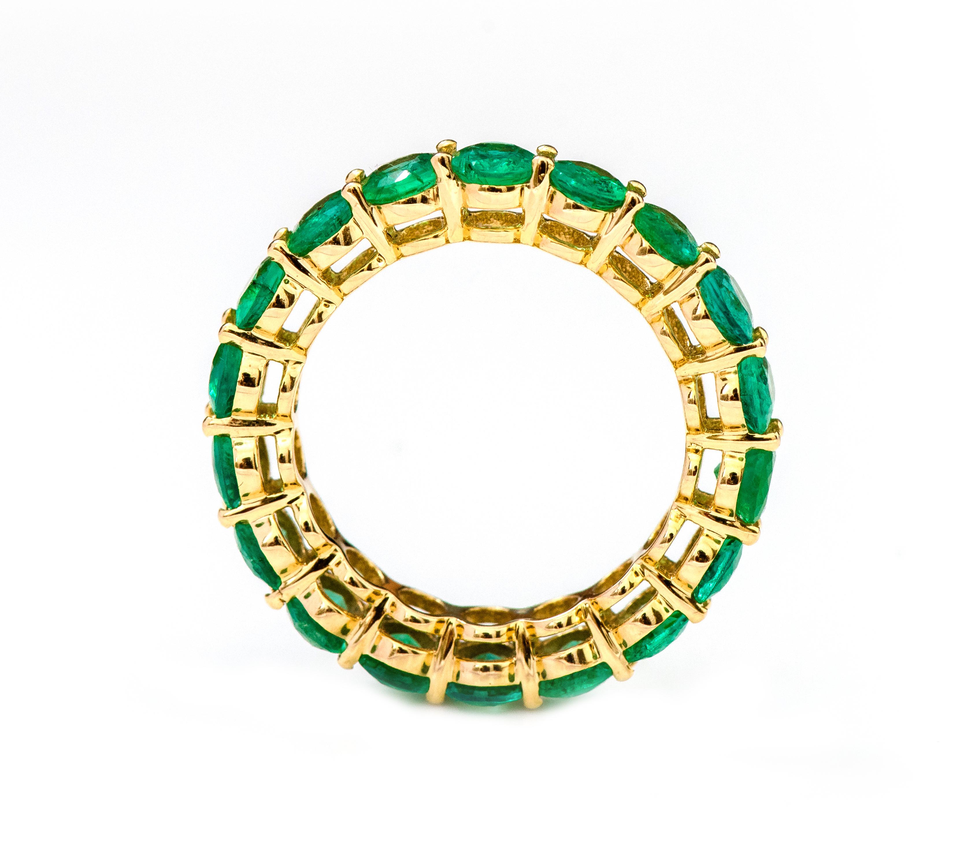Contemporary 18 Karat Yellow Gold 40 Pointers Oval-Cut Natural Emerald Eternity Band Ring For Sale