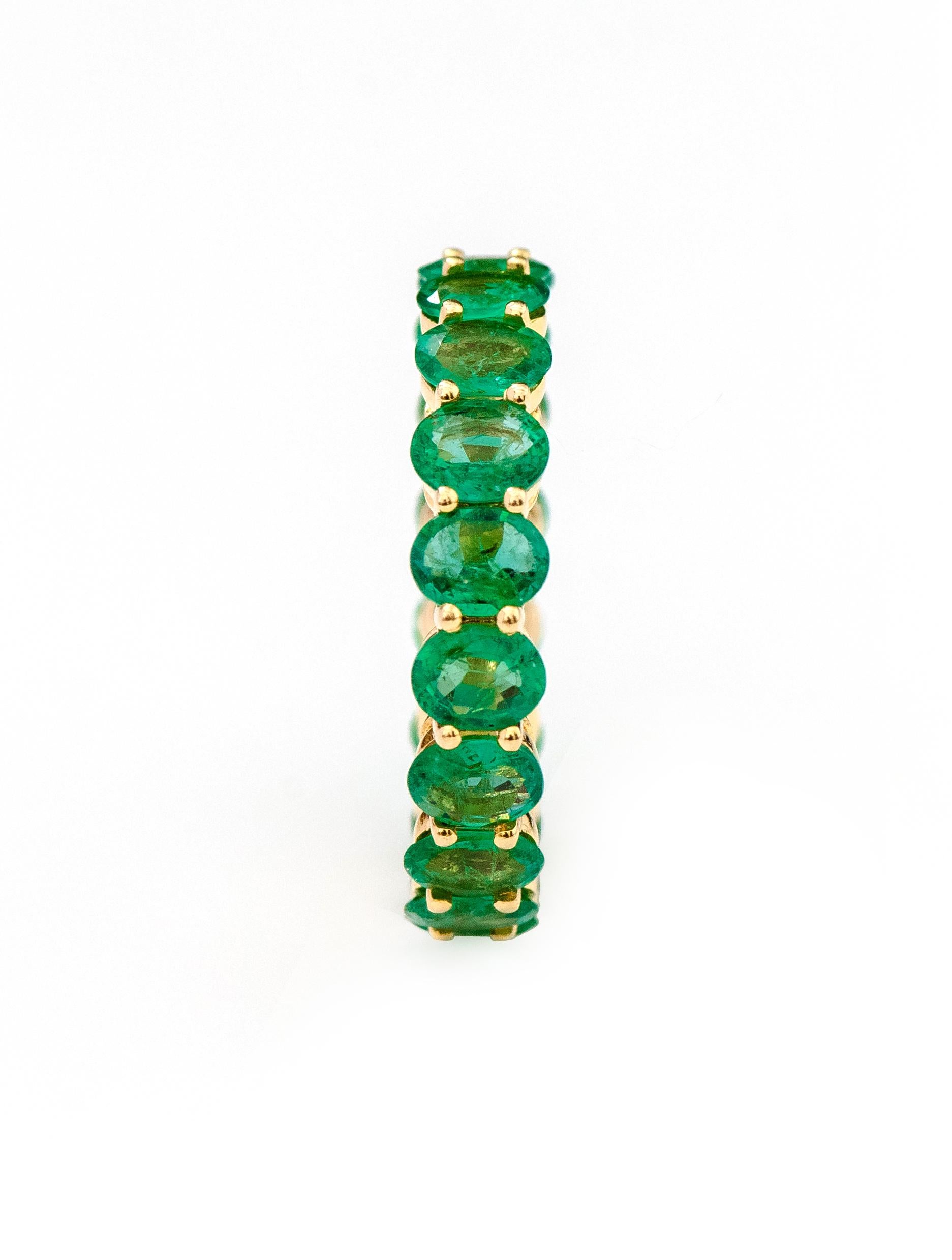 18 Karat Yellow Gold 40 Pointers Oval-Cut Natural Emerald Eternity Band Ring In New Condition For Sale In Jaipur, IN