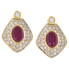 Oro amarillo de 18 quilates 4,00 qt est. Rubí y 1,35 quilates est. Pendientes de diamantes