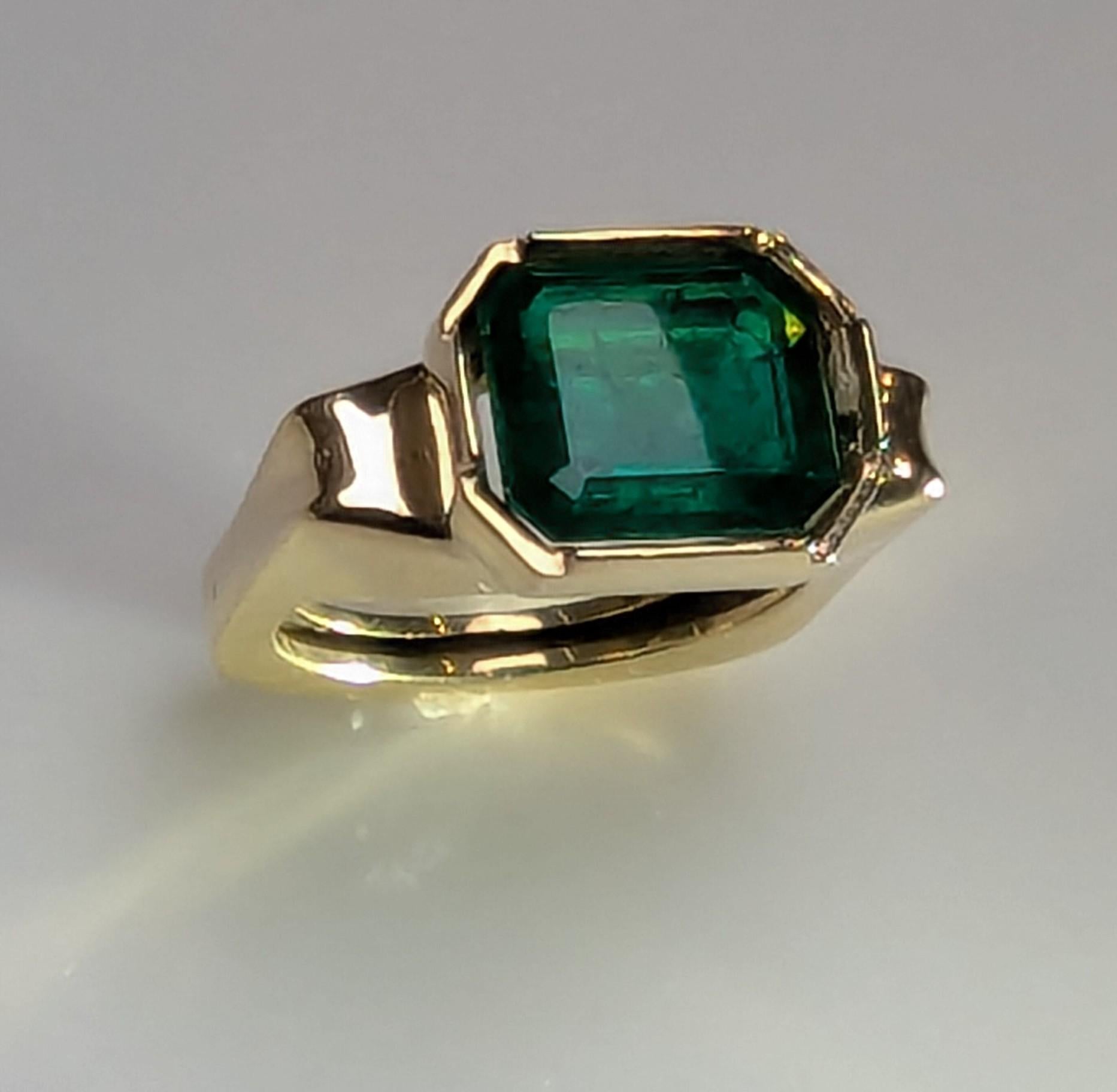 En vente :  Bague sculpture émeraude en or jaune 18 carats 4,21 carats 10