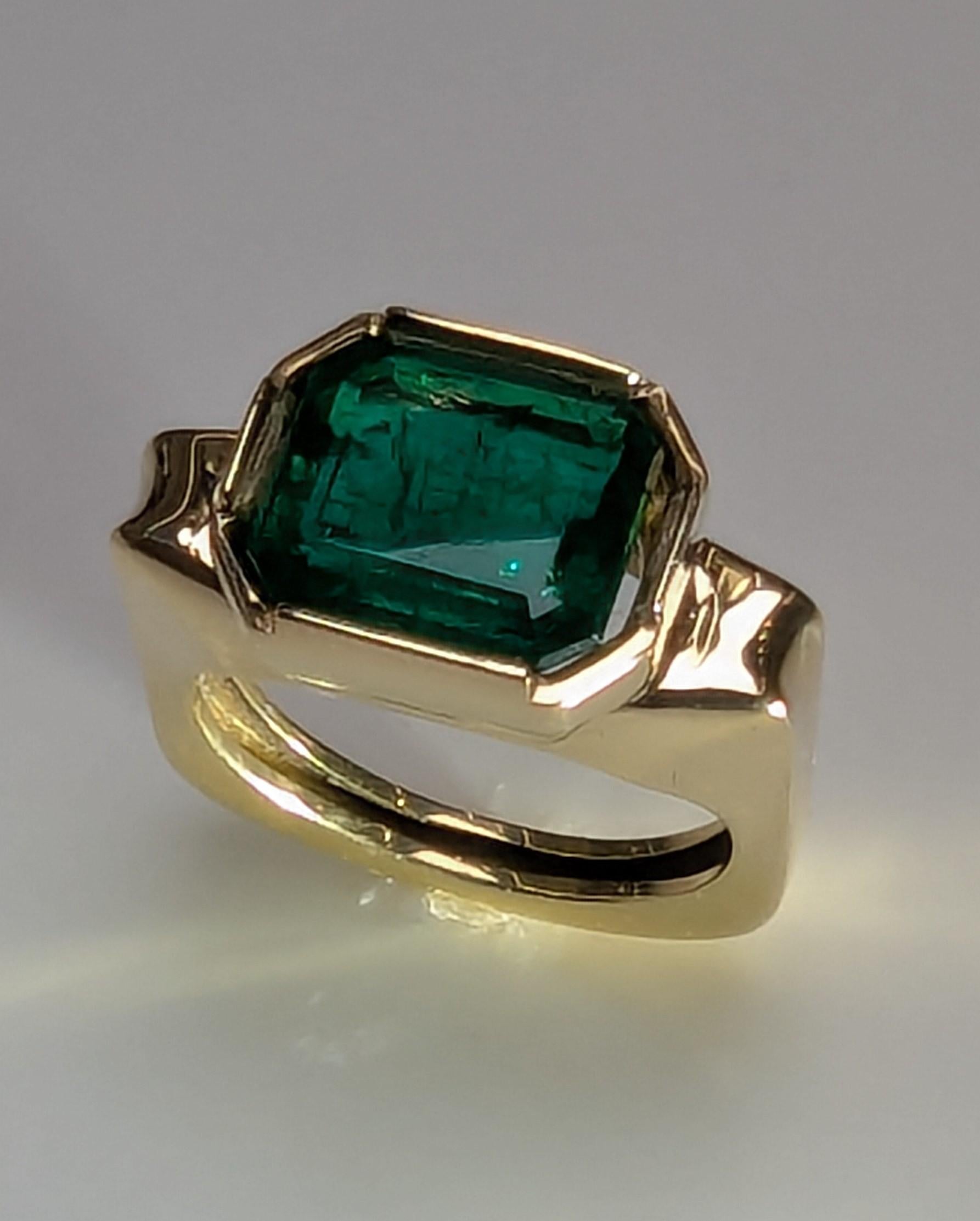 En vente :  Bague sculpture émeraude en or jaune 18 carats 4,21 carats 11
