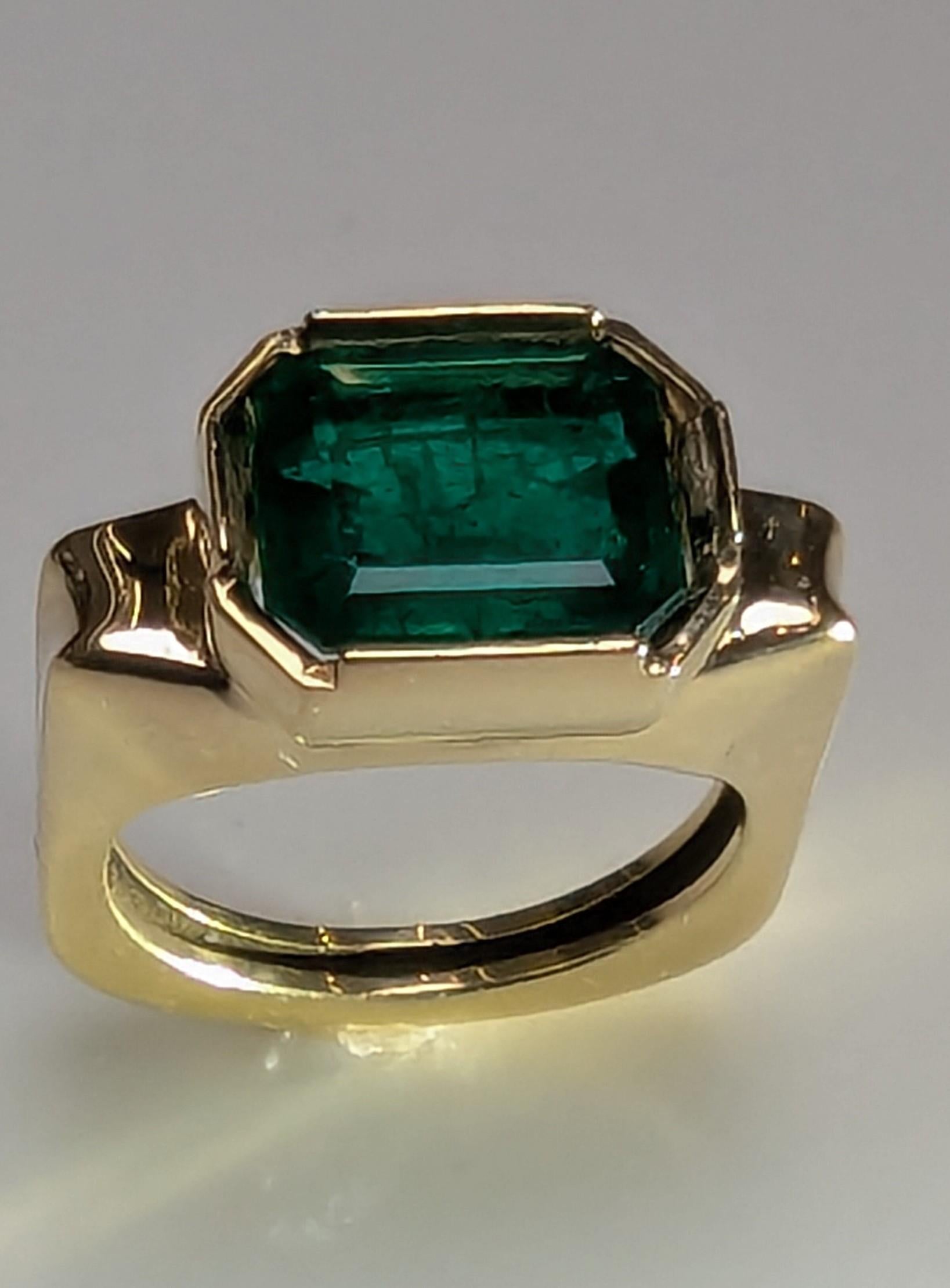 En vente :  Bague sculpture émeraude en or jaune 18 carats 4,21 carats 12