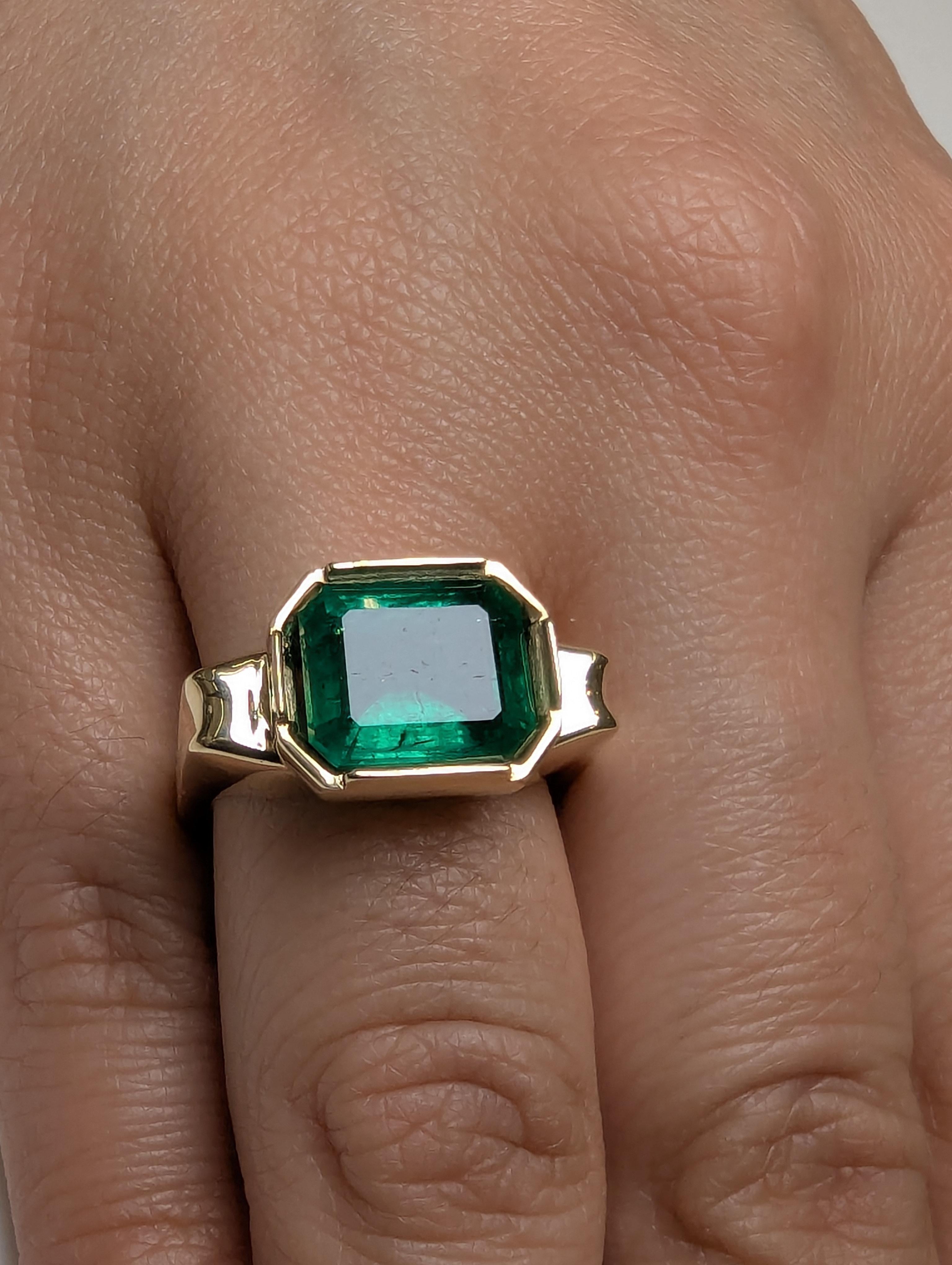 En vente :  Bague sculpture émeraude en or jaune 18 carats 4,21 carats 2