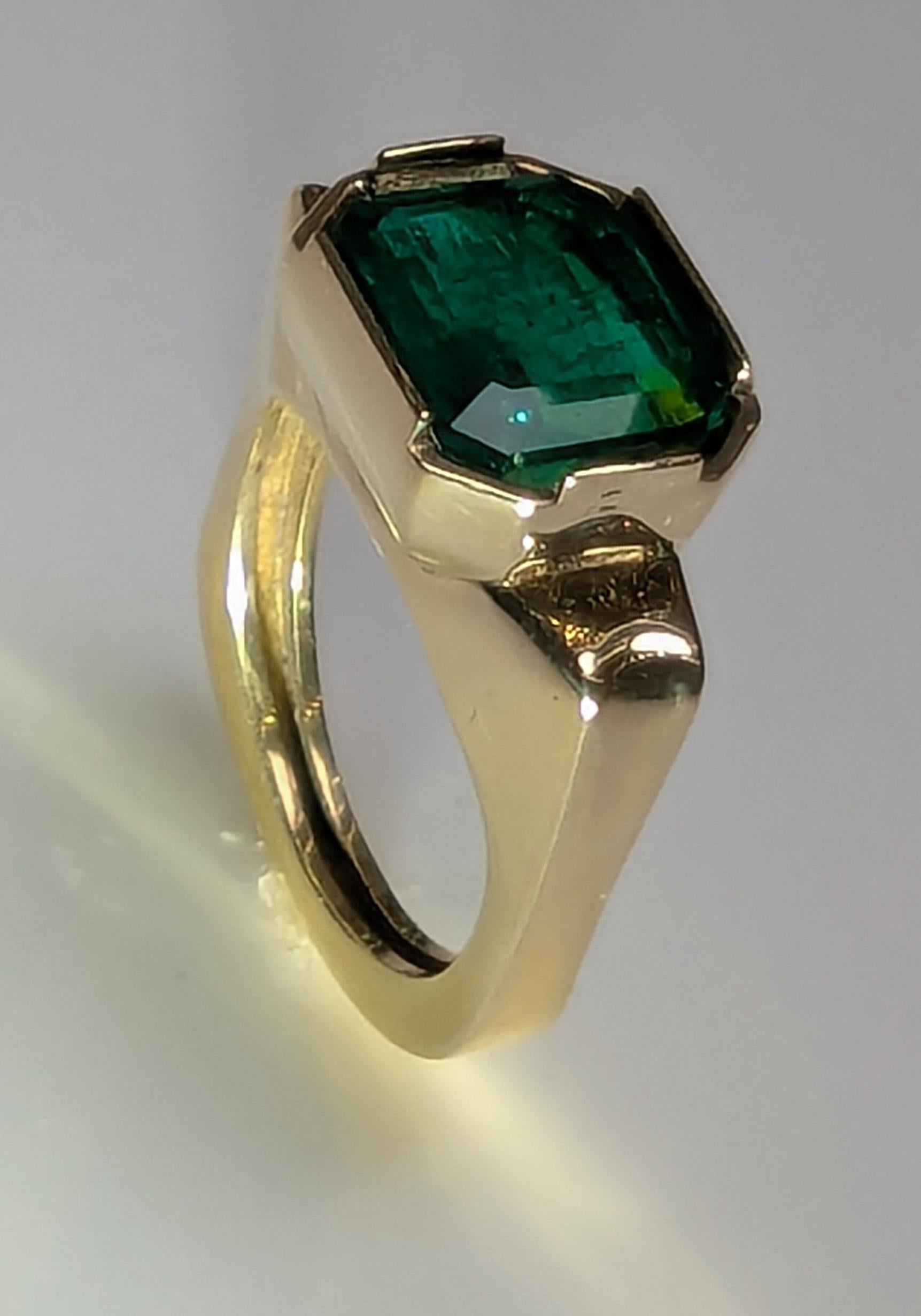 En vente :  Bague sculpture émeraude en or jaune 18 carats 4,21 carats 3