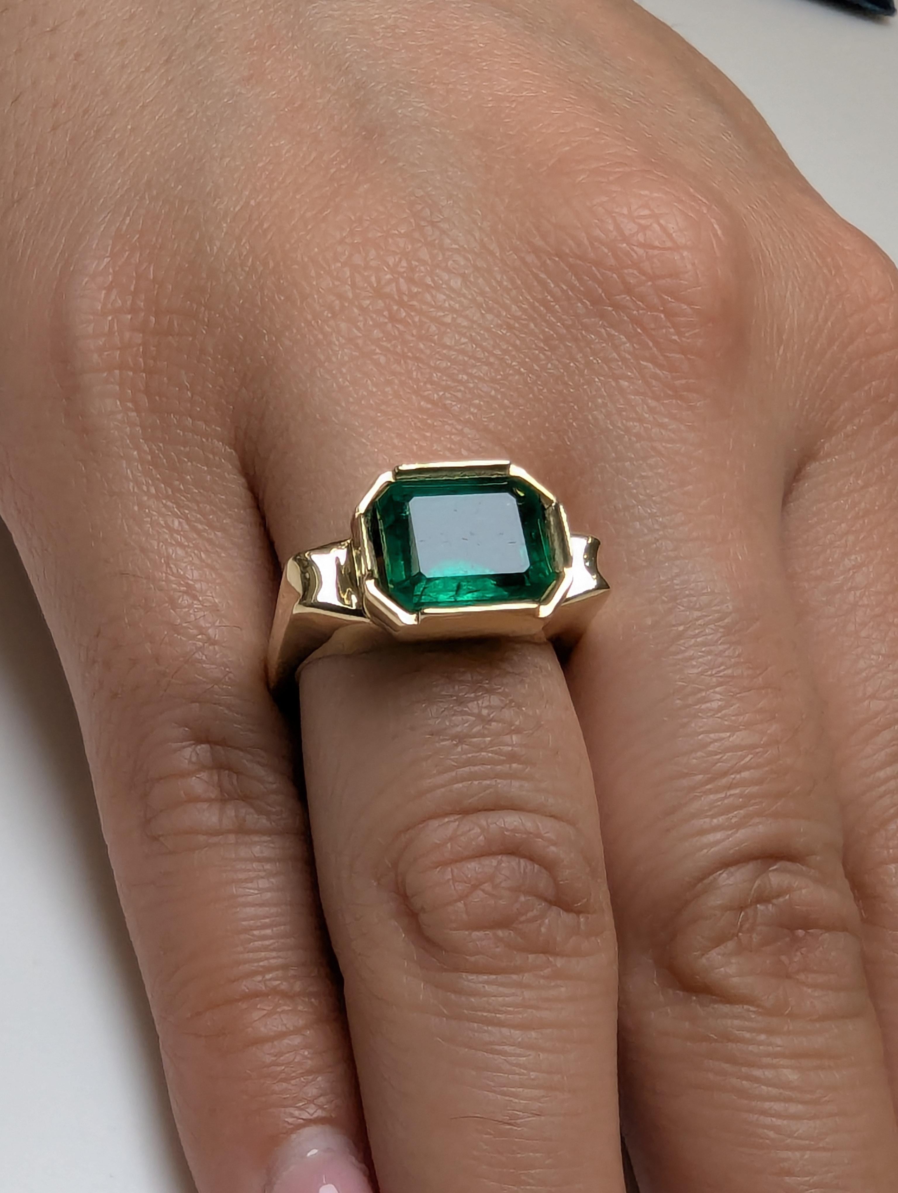 En vente :  Bague sculpture émeraude en or jaune 18 carats 4,21 carats 4