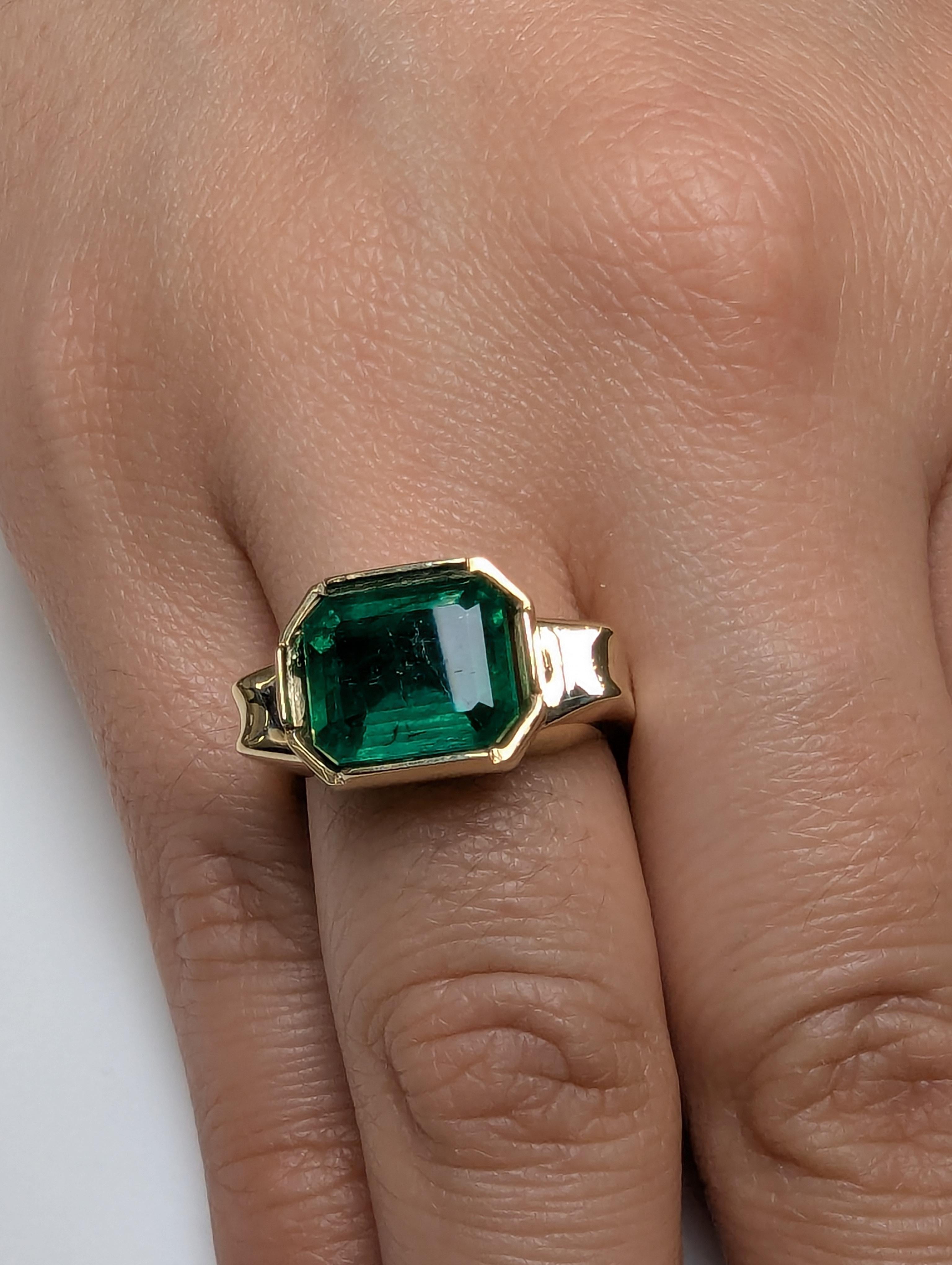 En vente :  Bague sculpture émeraude en or jaune 18 carats 4,21 carats 5