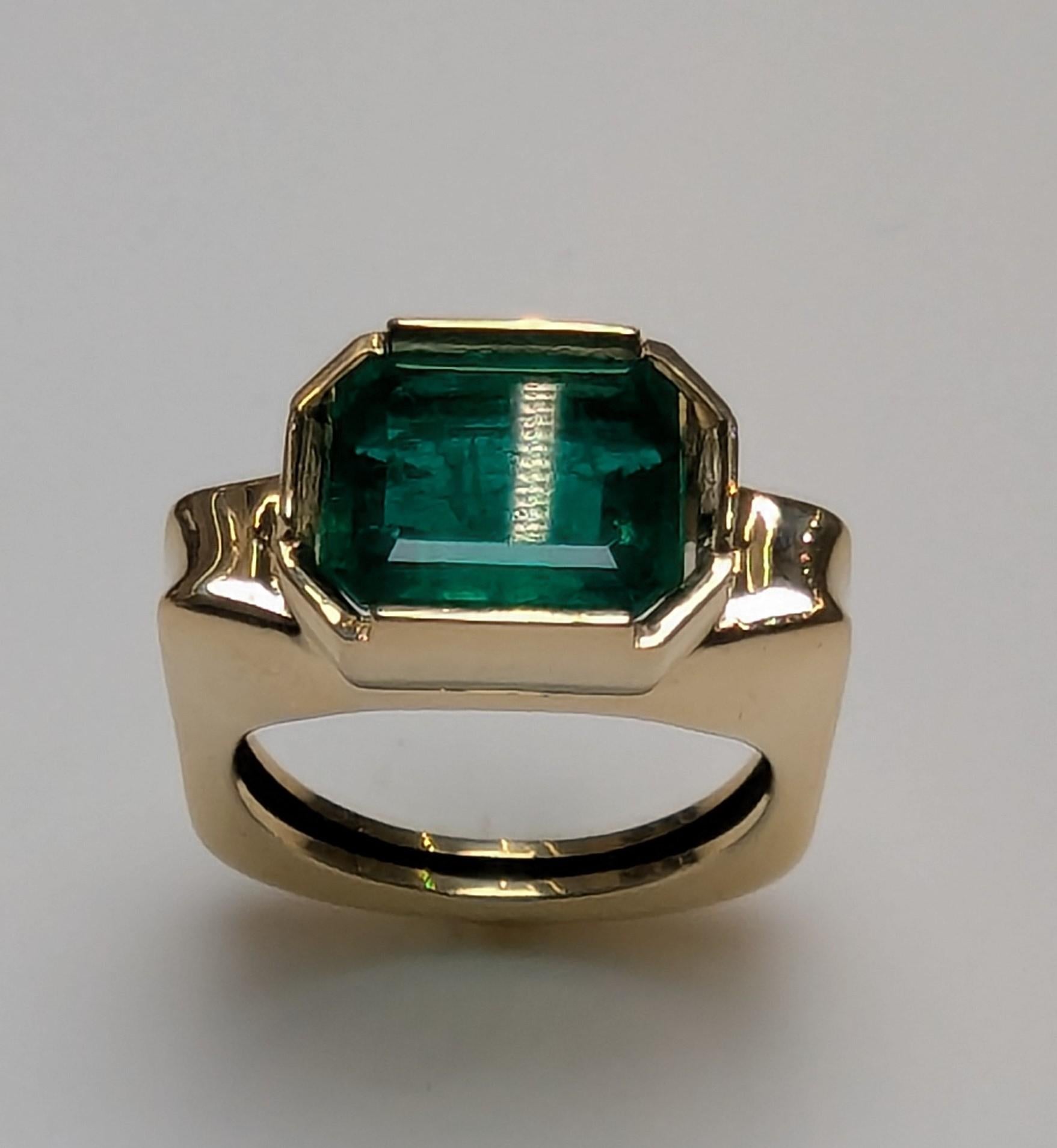 En vente :  Bague sculpture émeraude en or jaune 18 carats 4,21 carats 6