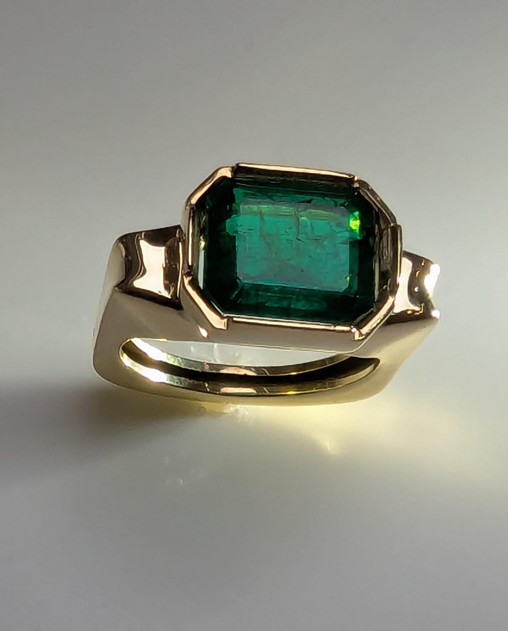 En vente :  Bague sculpture émeraude en or jaune 18 carats 4,21 carats 7