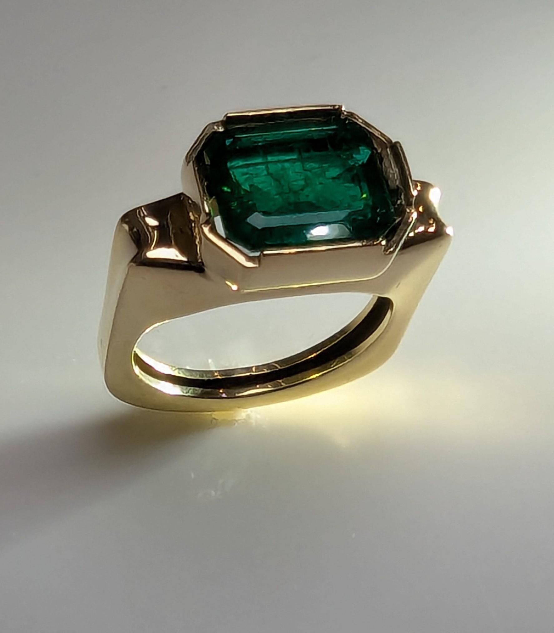 En vente :  Bague sculpture émeraude en or jaune 18 carats 4,21 carats 8