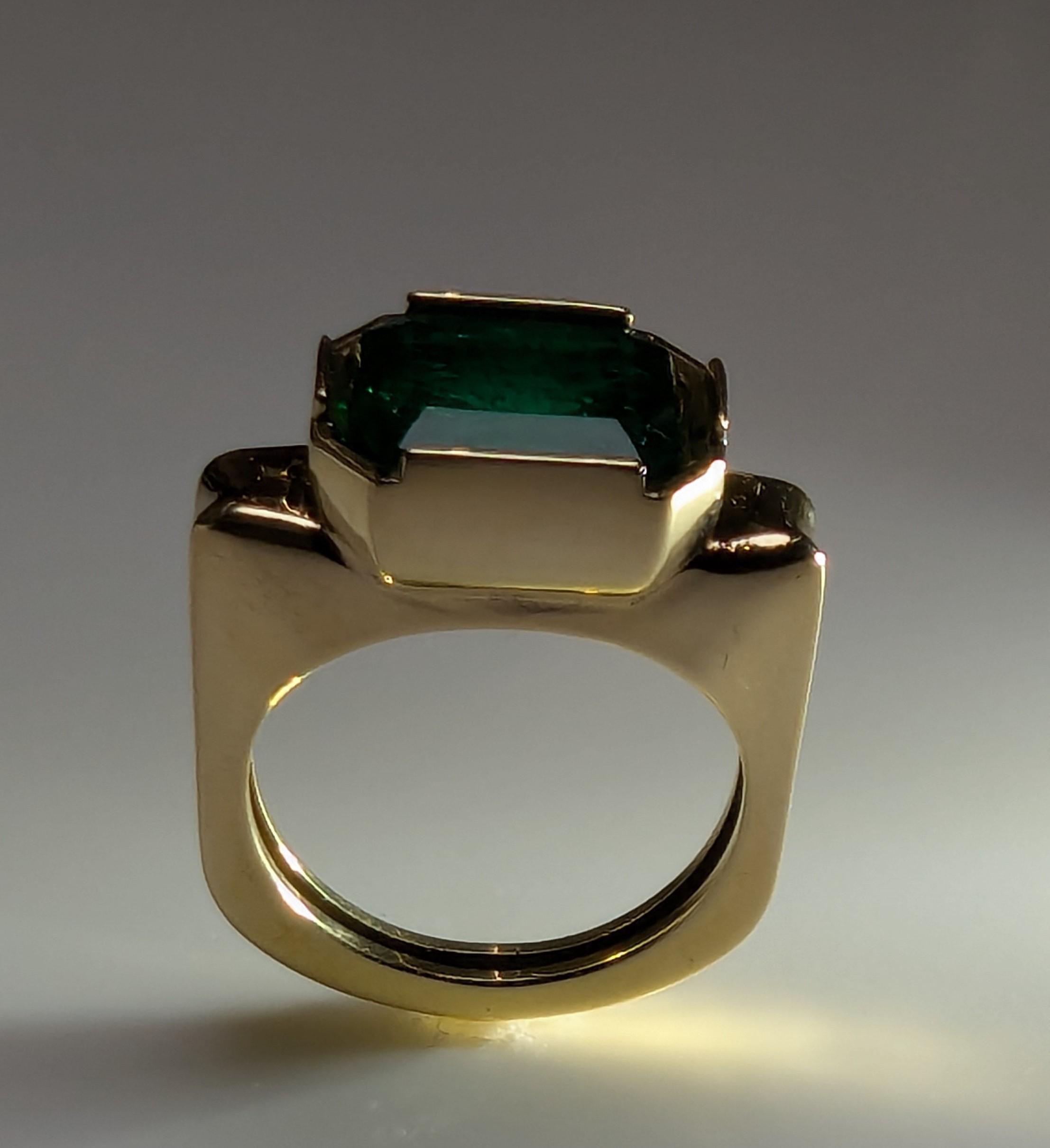 En vente :  Bague sculpture émeraude en or jaune 18 carats 4,21 carats 9