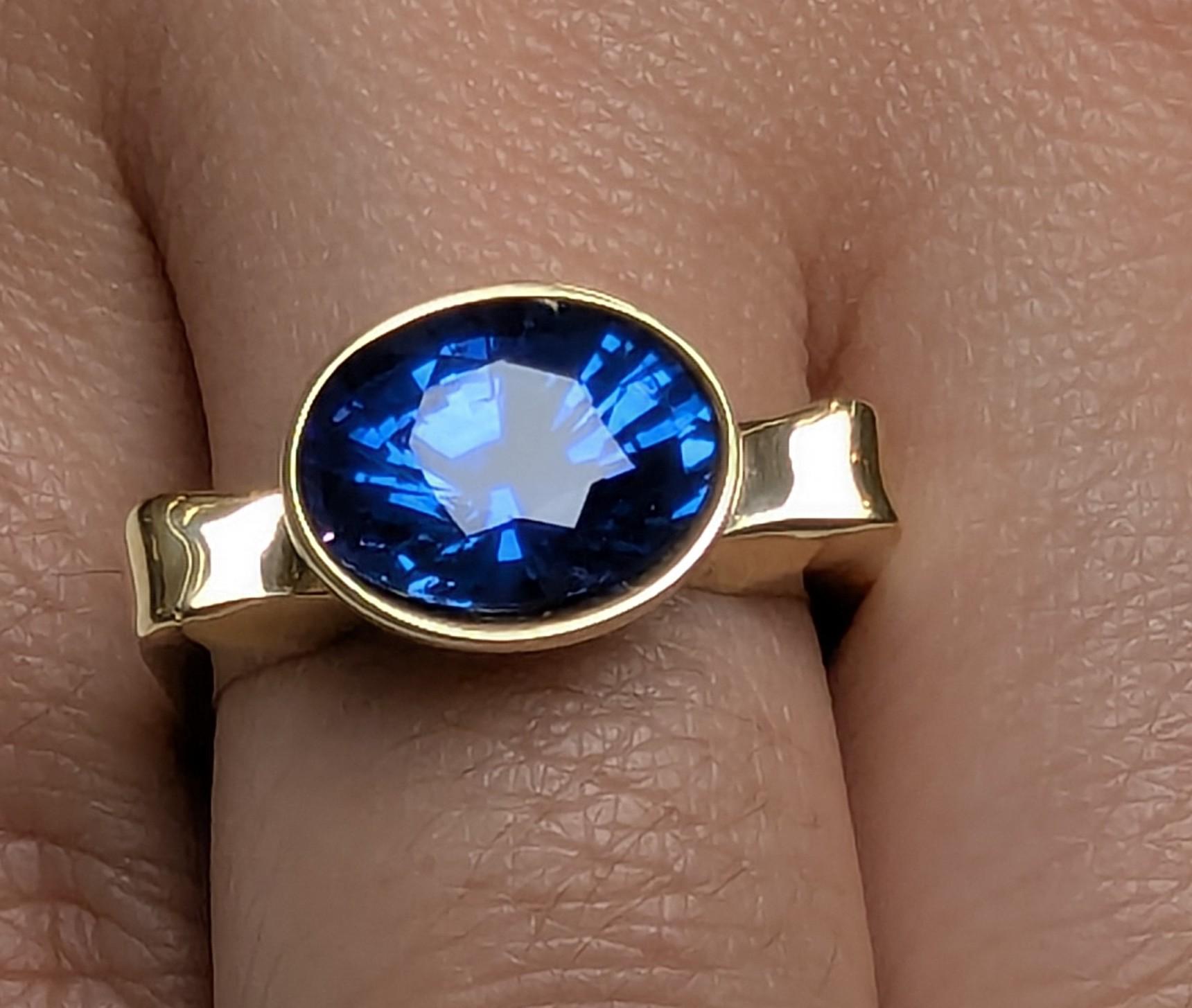 For Sale:  18 Karat Yellow Gold 4.34 Carat Oval Sapphire Sculpture Ring 2