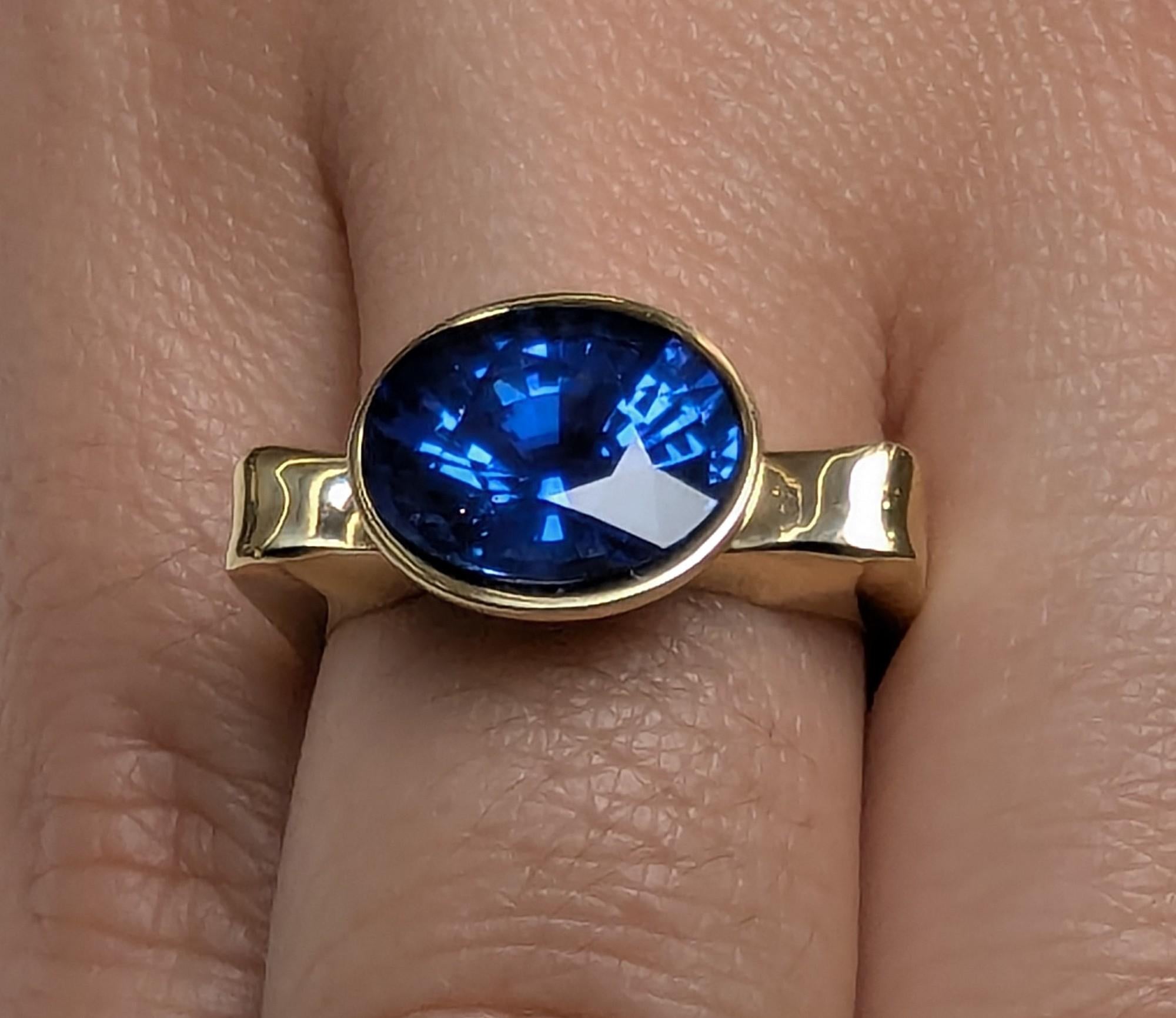For Sale:  18 Karat Yellow Gold 4.34 Carat Oval Sapphire Sculpture Ring 3