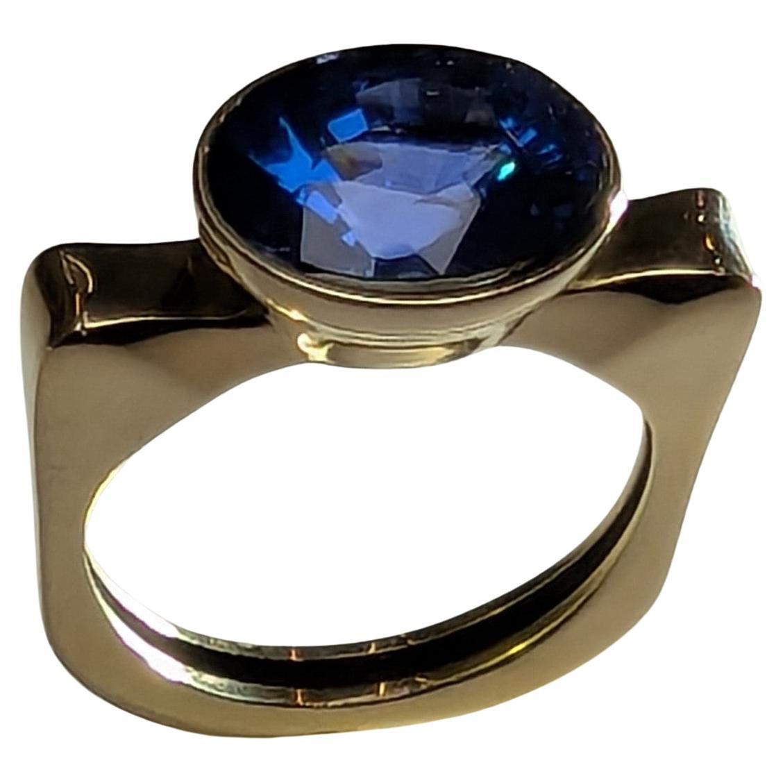 For Sale:  18 Karat Yellow Gold 4.34 Carat Oval Sapphire Sculpture Ring 4