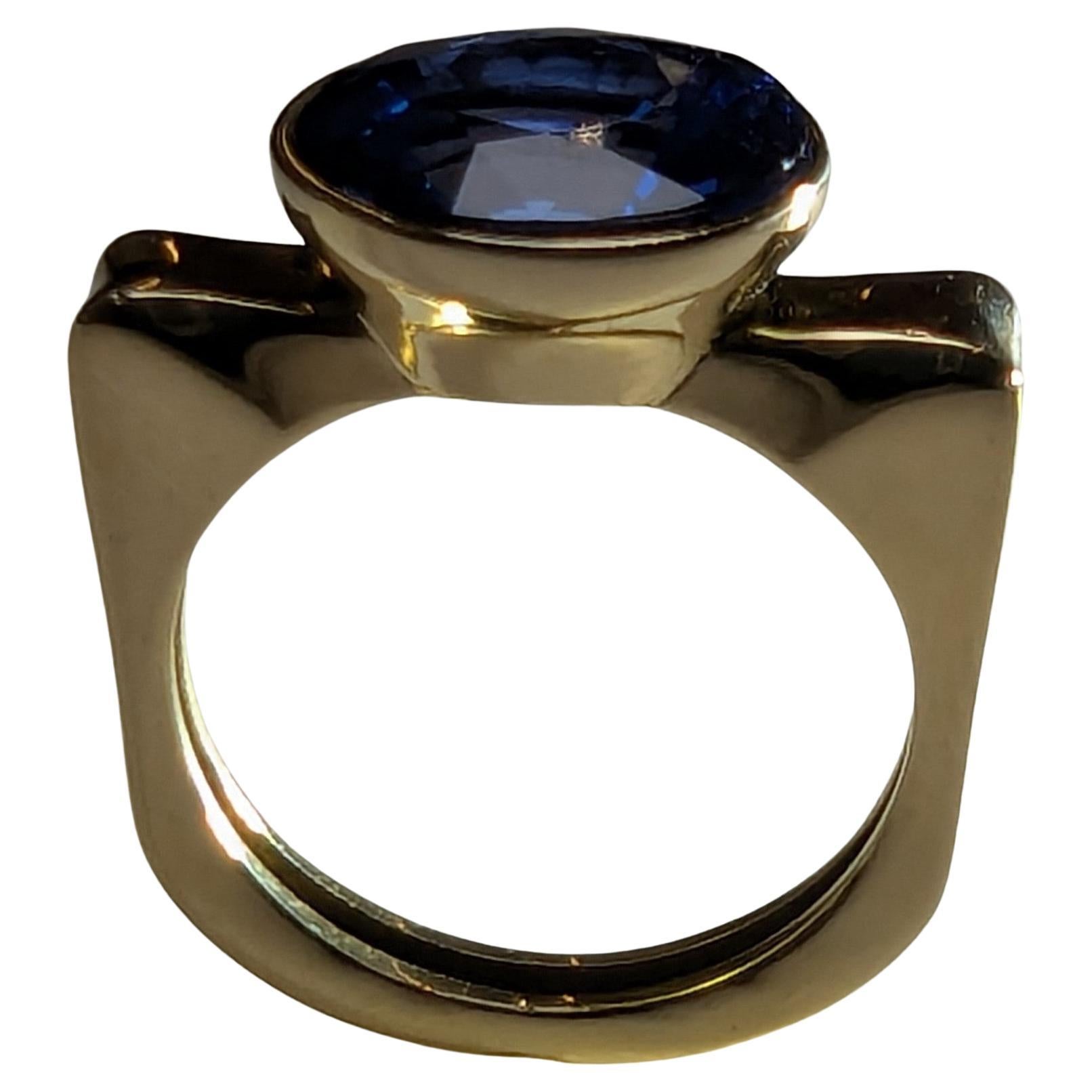 For Sale:  18 Karat Yellow Gold 4.34 Carat Oval Sapphire Sculpture Ring 5