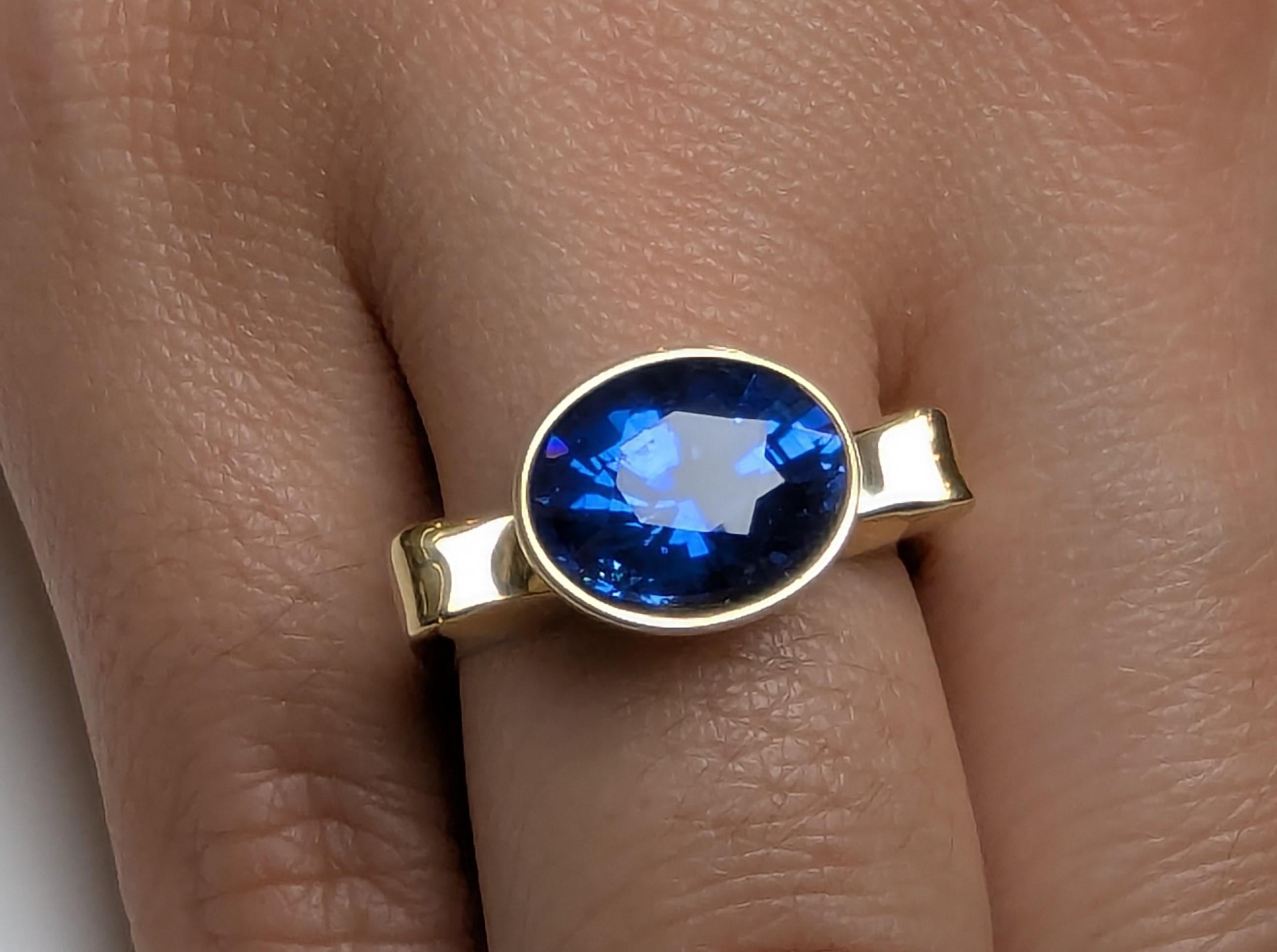 For Sale:  18 Karat Yellow Gold 4.34 Carat Oval Sapphire Sculpture Ring 6