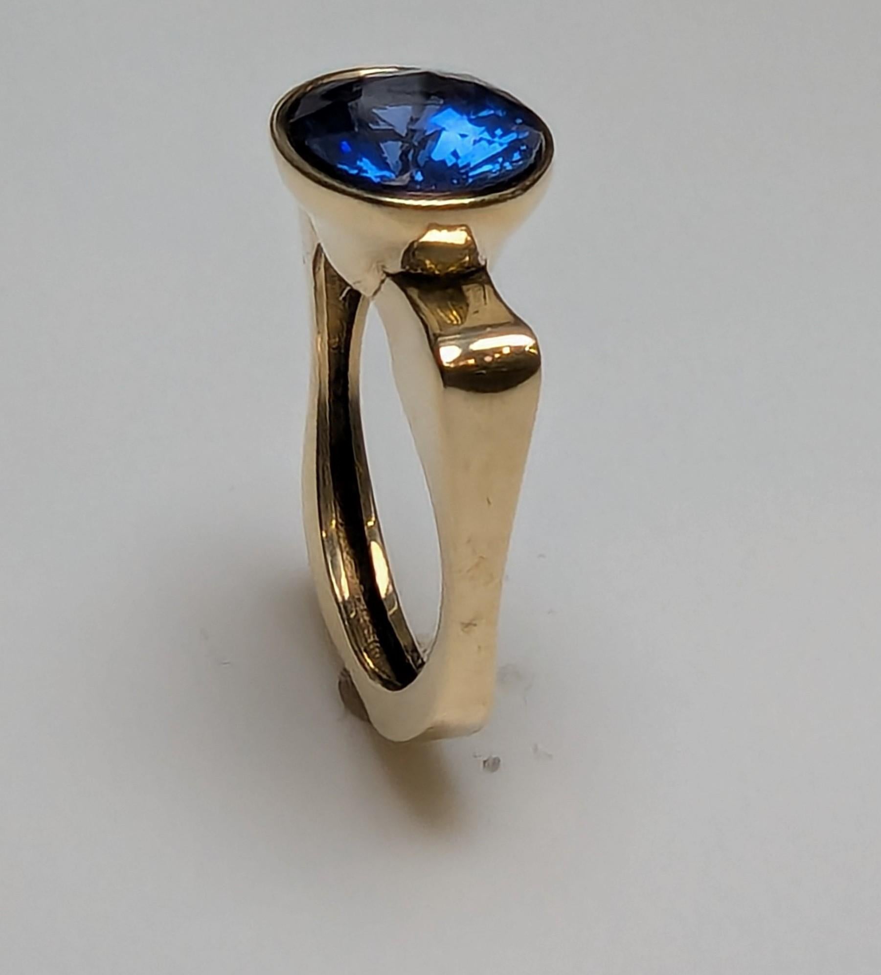 For Sale:  18 Karat Yellow Gold 4.34 Carat Oval Sapphire Sculpture Ring 7