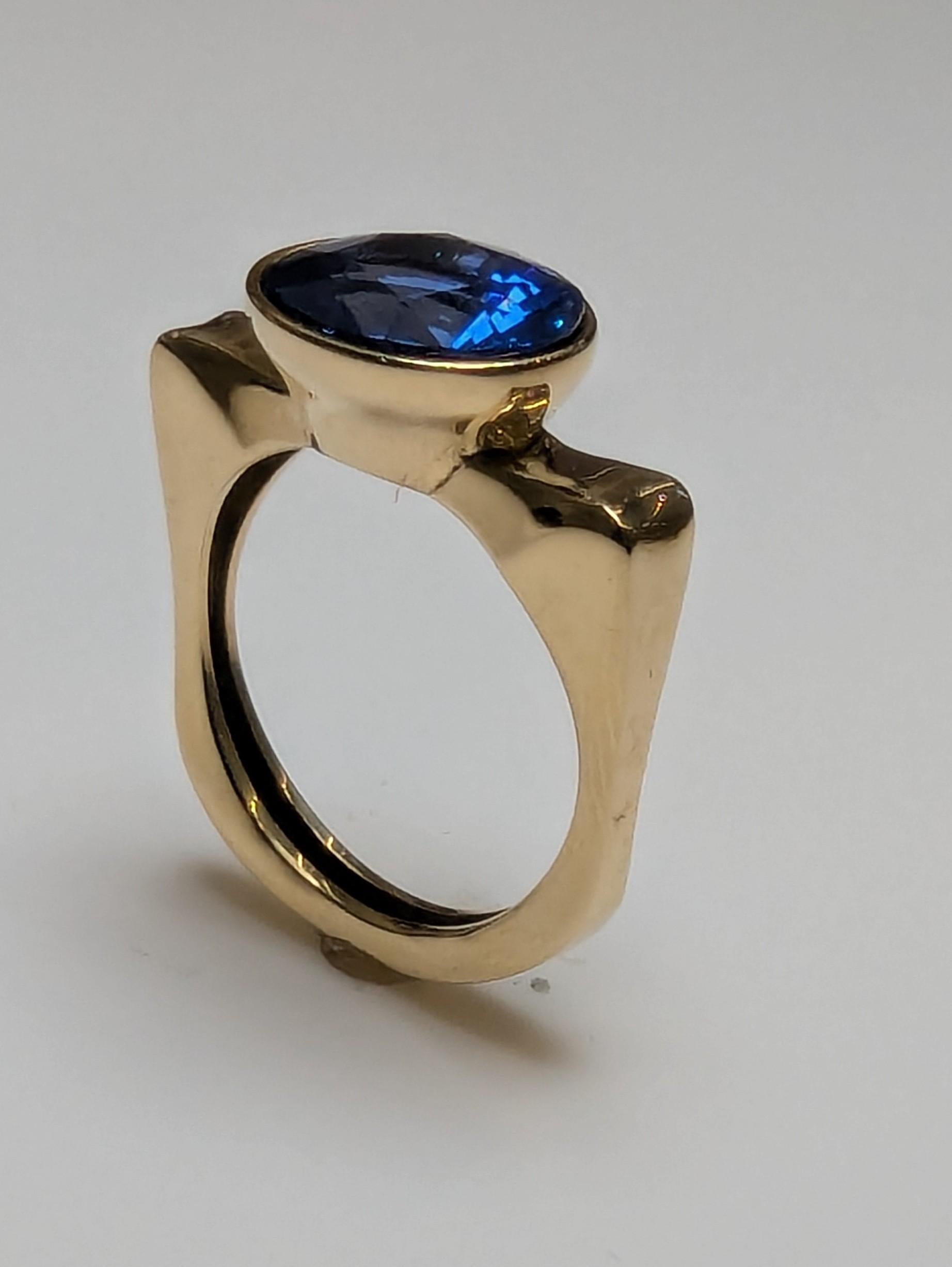 For Sale:  18 Karat Yellow Gold 4.34 Carat Oval Sapphire Sculpture Ring 8
