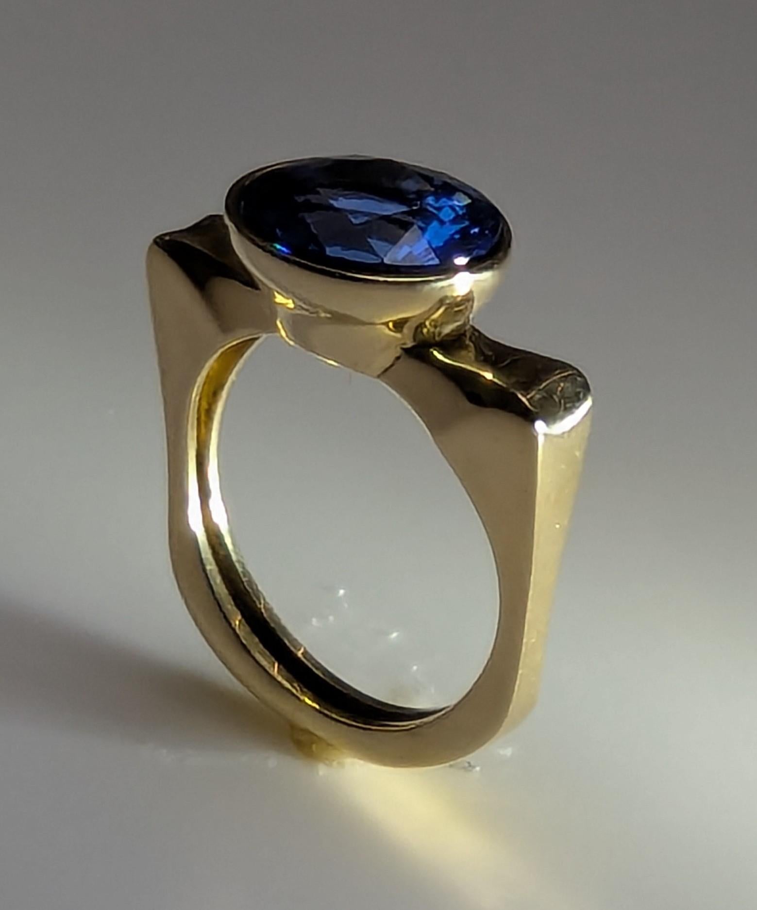For Sale:  18 Karat Yellow Gold 4.34 Carat Oval Sapphire Sculpture Ring 9