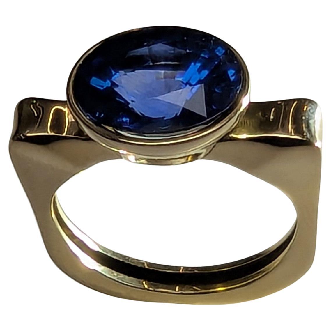 For Sale:  18 Karat Yellow Gold 4.34 Carat Oval Sapphire Sculpture Ring