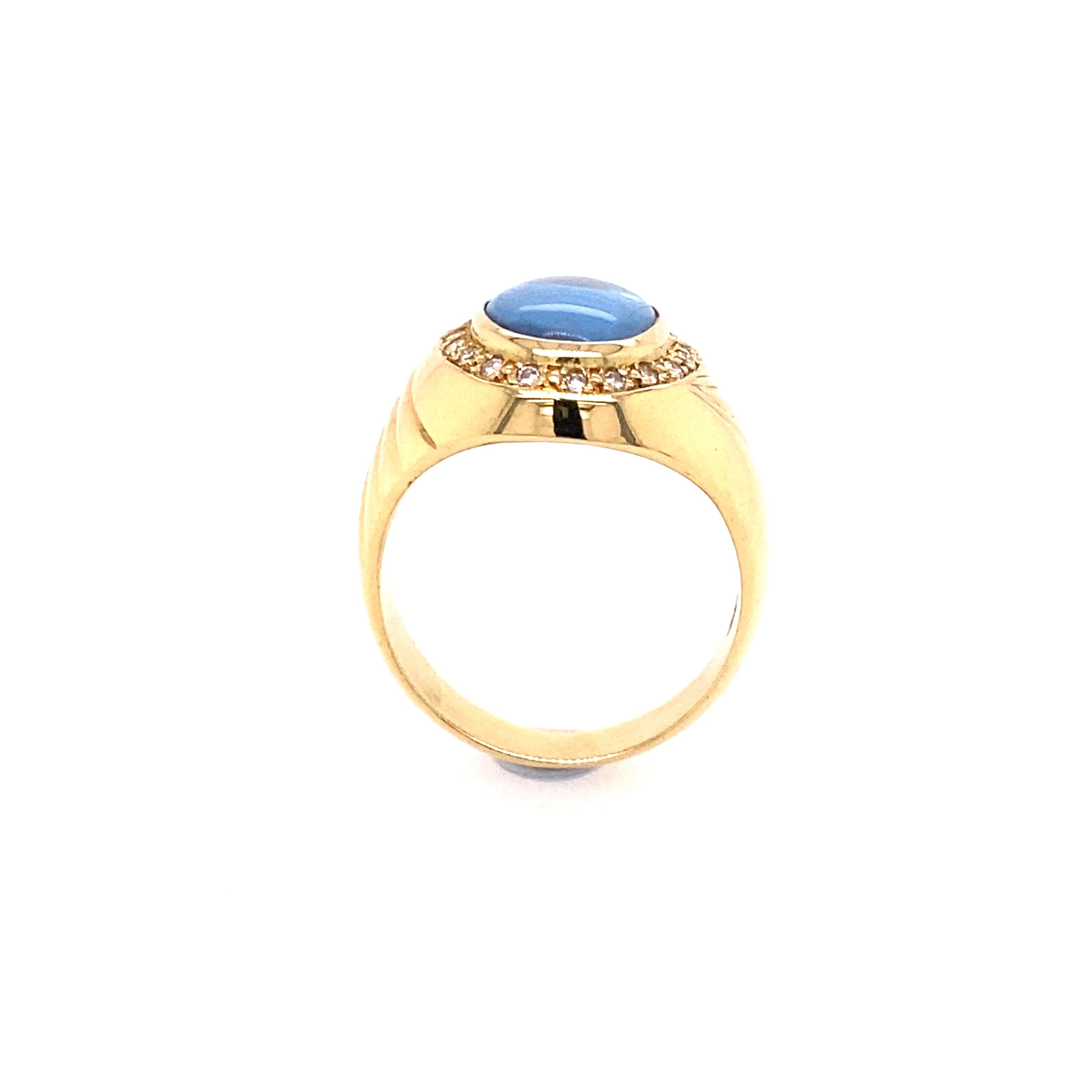 Women's or Men's 18 Karat Yellow Gold 4.50 Carat Light Blue Cabochon Sapphire Diamond Ring For Sale