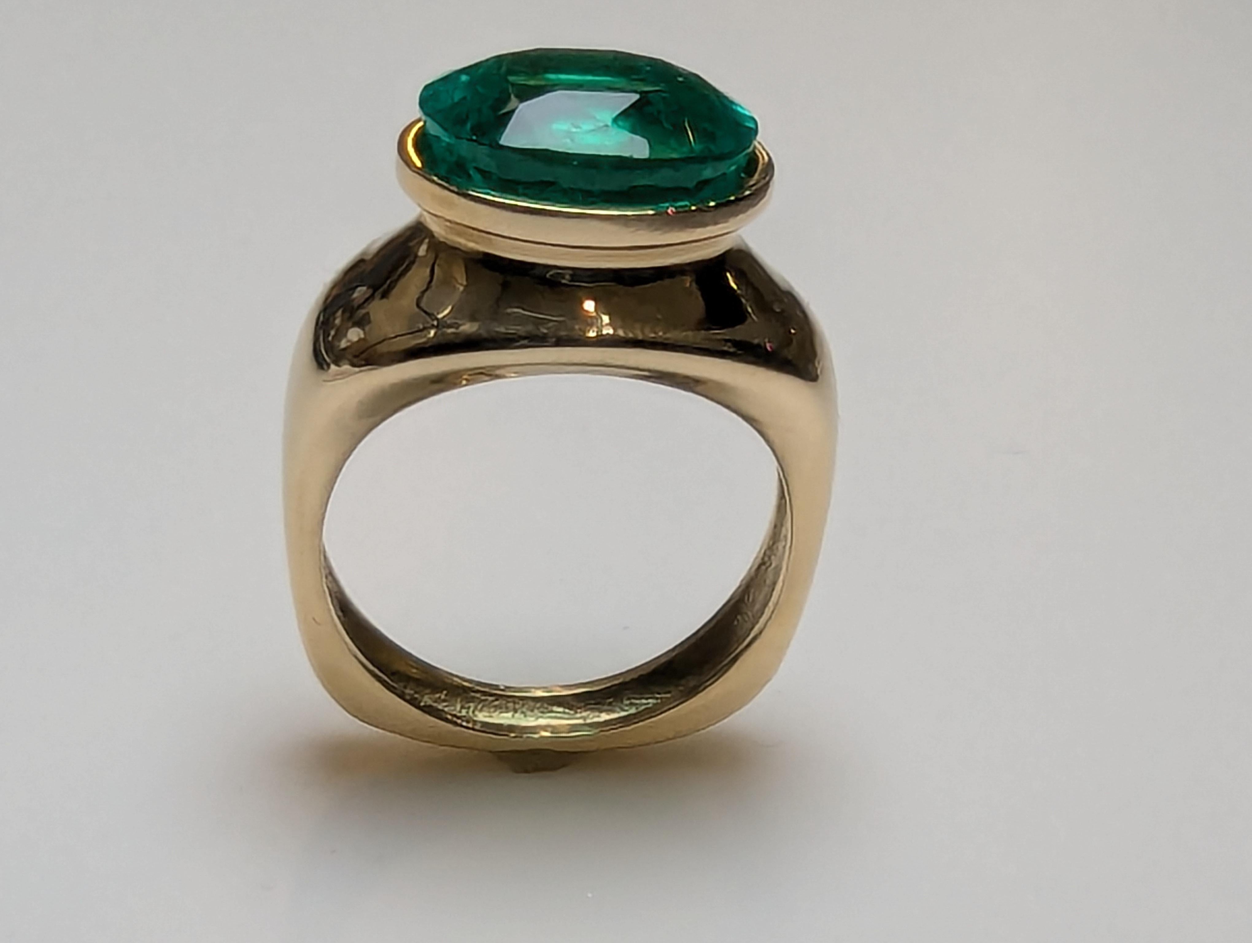 En vente :  Bague sculptée d'émeraudes ovales de 4,58 carats en or jaune 18 carats 10