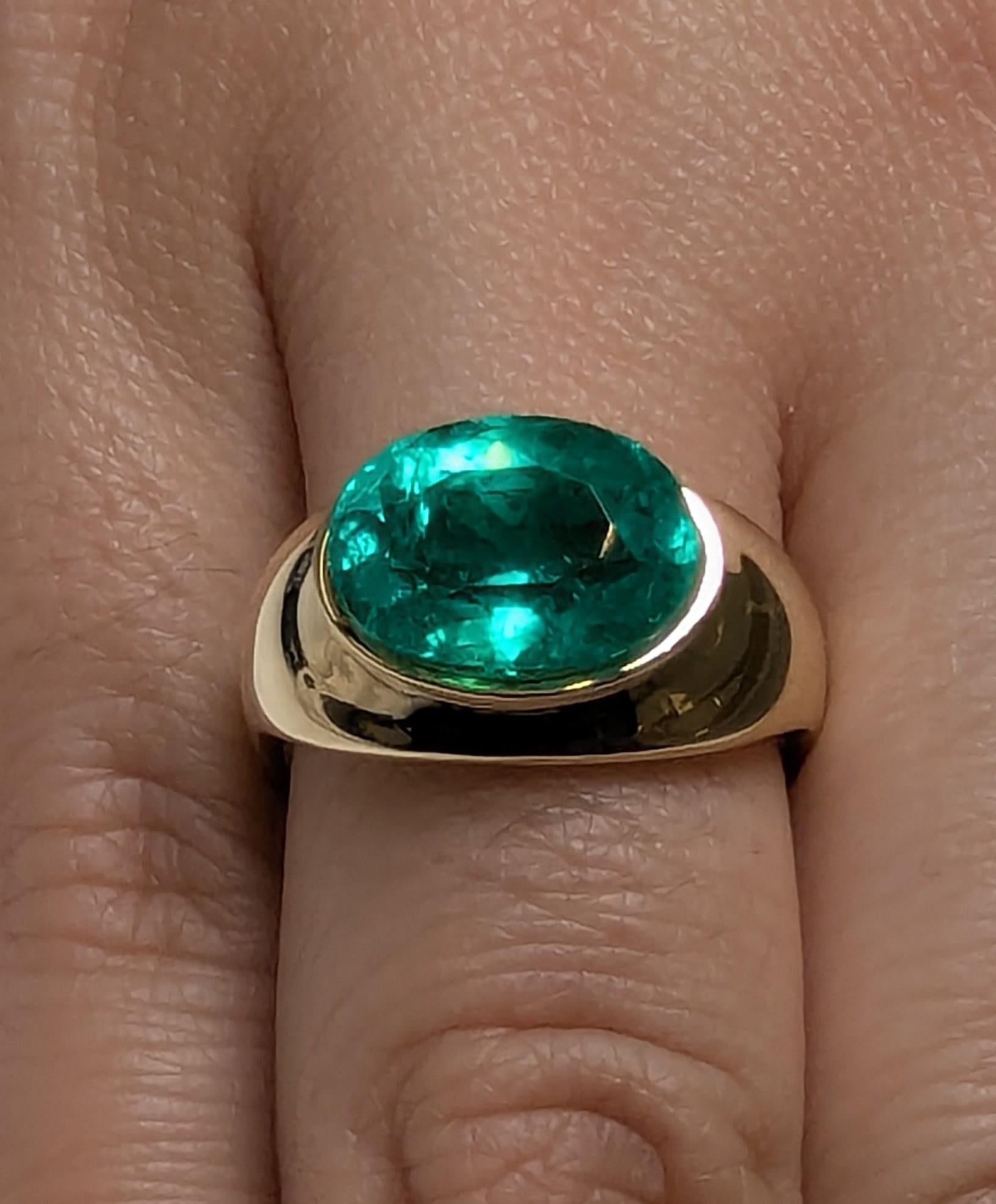 En vente :  Bague sculptée d'émeraudes ovales de 4,58 carats en or jaune 18 carats 2