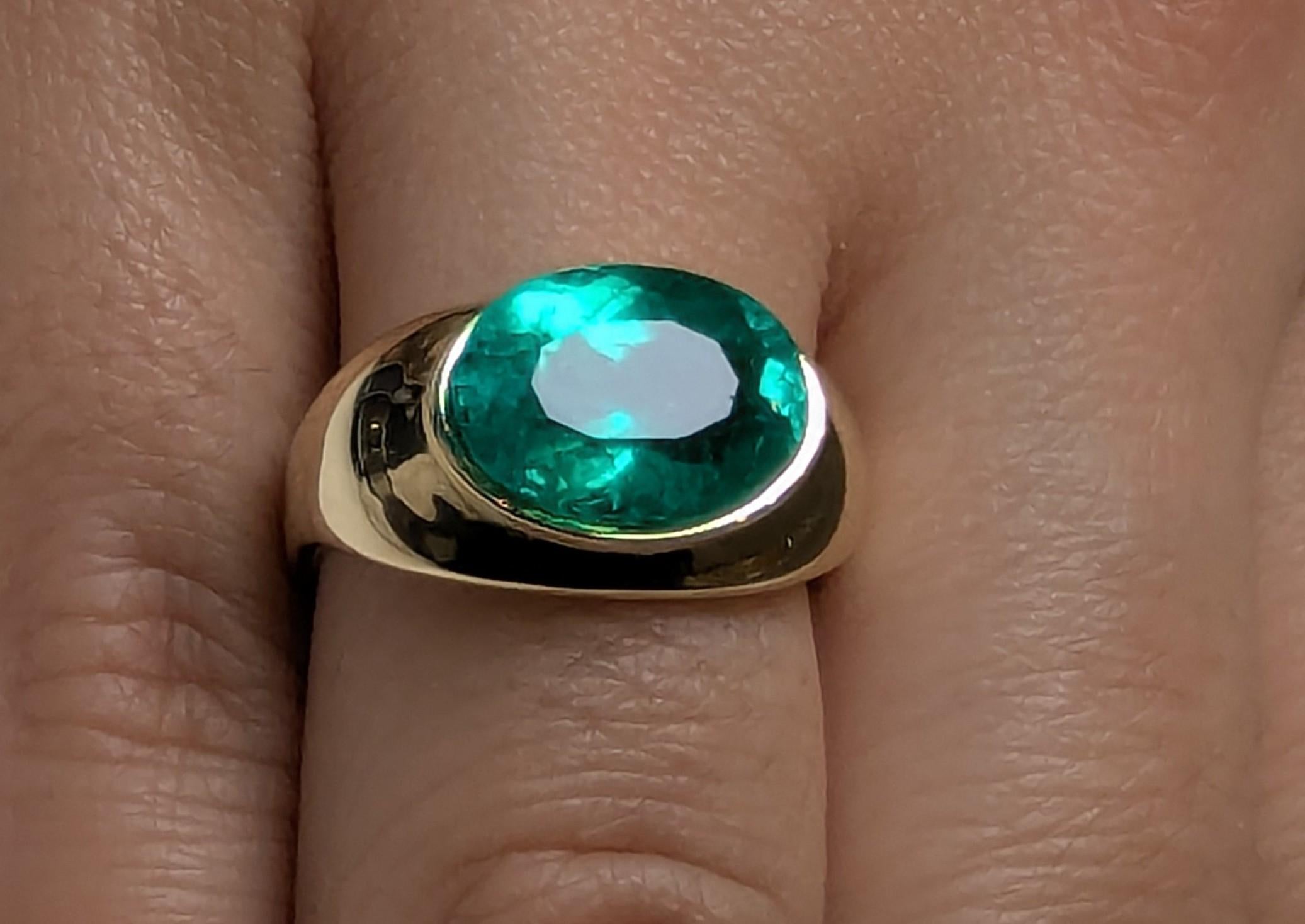 En vente :  Bague sculptée d'émeraudes ovales de 4,58 carats en or jaune 18 carats 3
