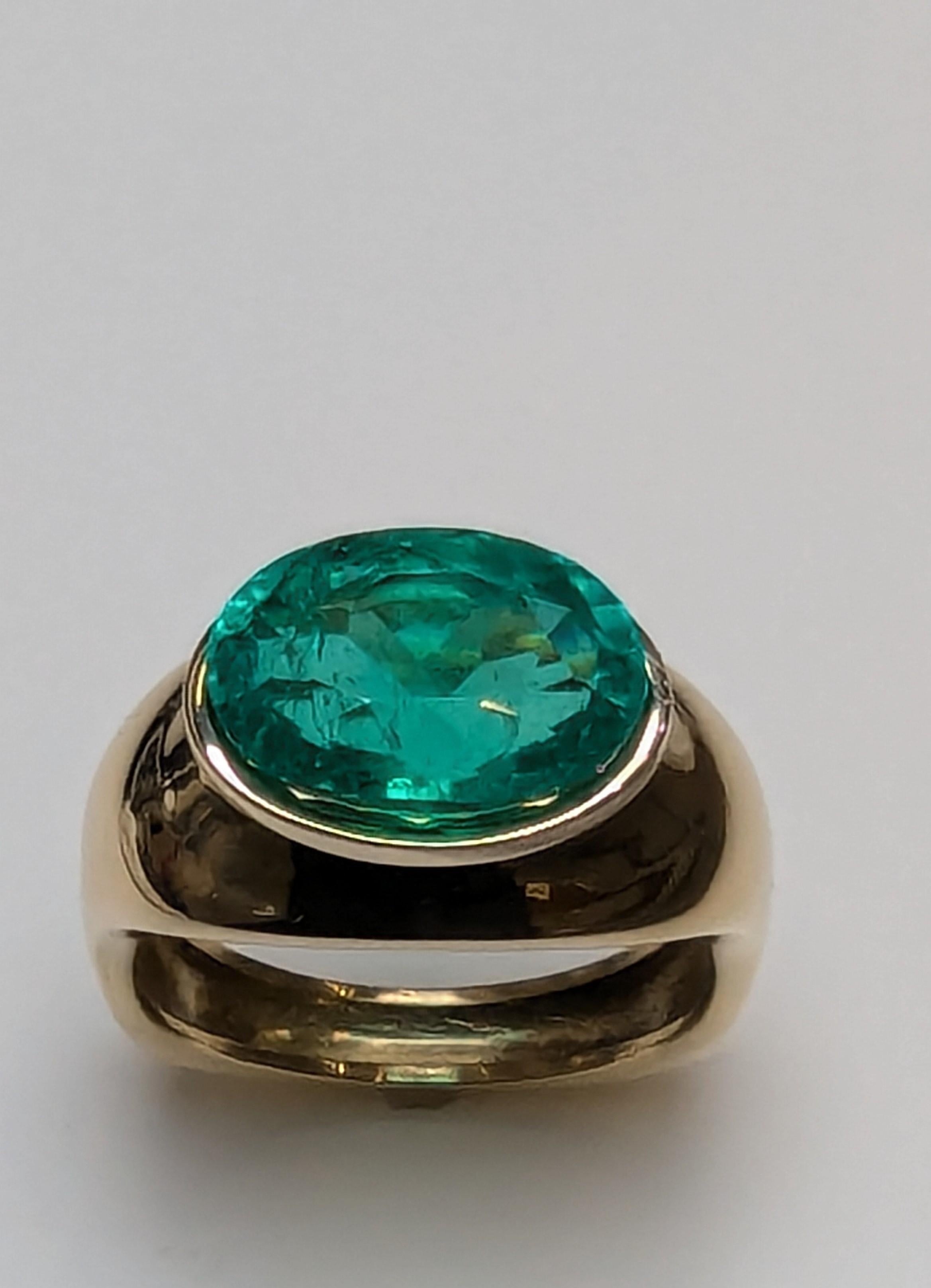 En vente :  Bague sculptée d'émeraudes ovales de 4,58 carats en or jaune 18 carats 5