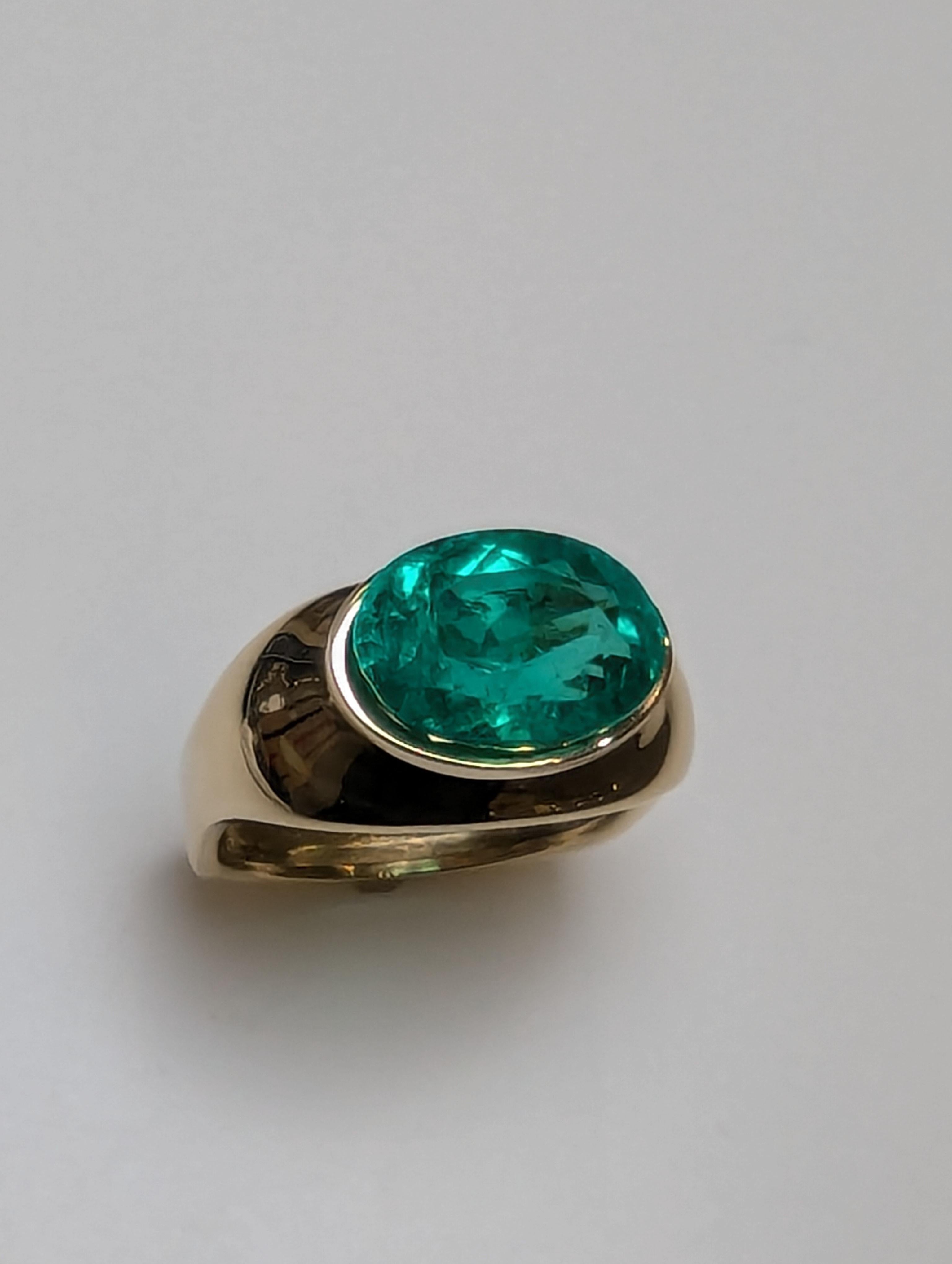 En vente :  Bague sculptée d'émeraudes ovales de 4,58 carats en or jaune 18 carats 6