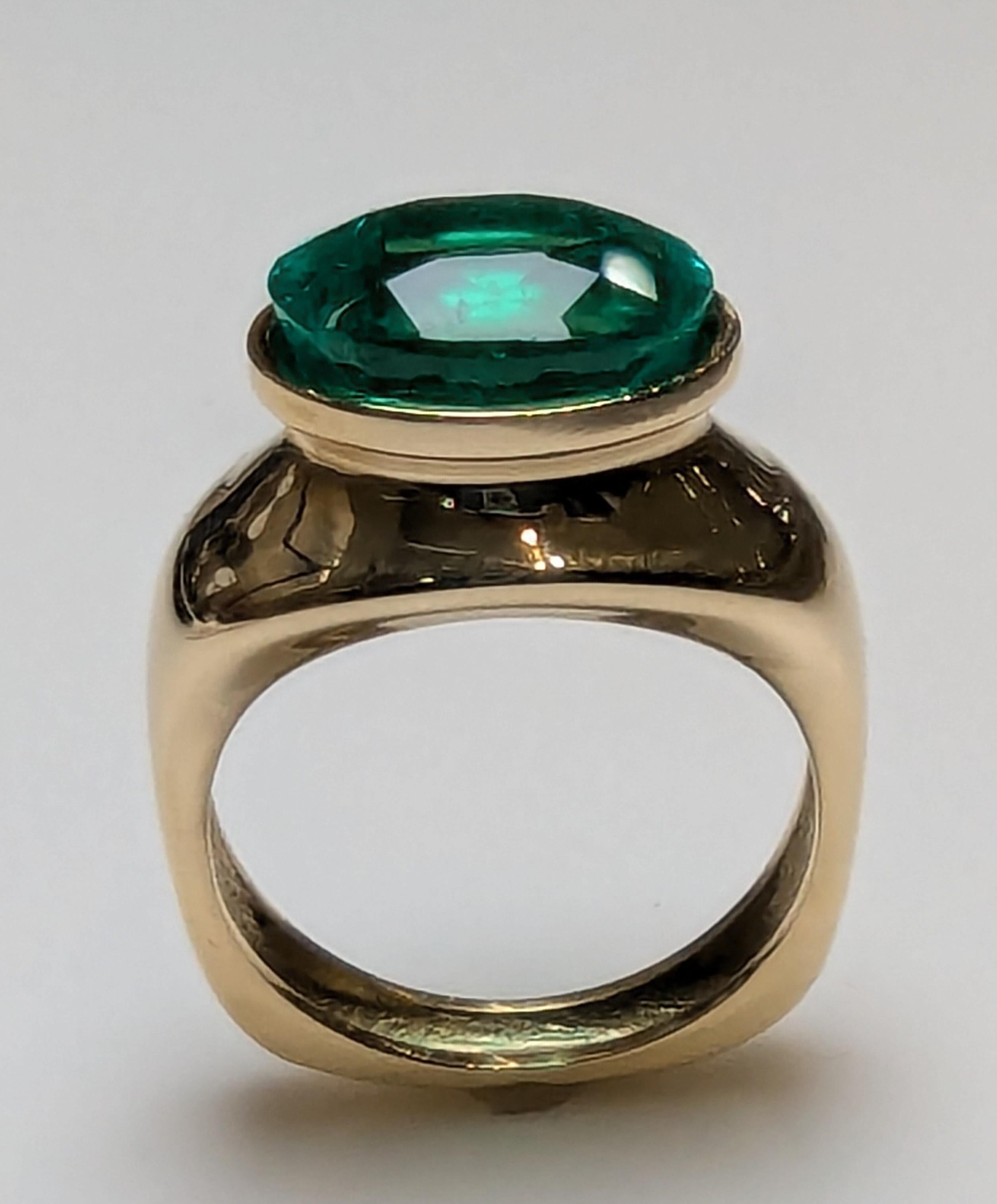 En vente :  Bague sculptée d'émeraudes ovales de 4,58 carats en or jaune 18 carats 8
